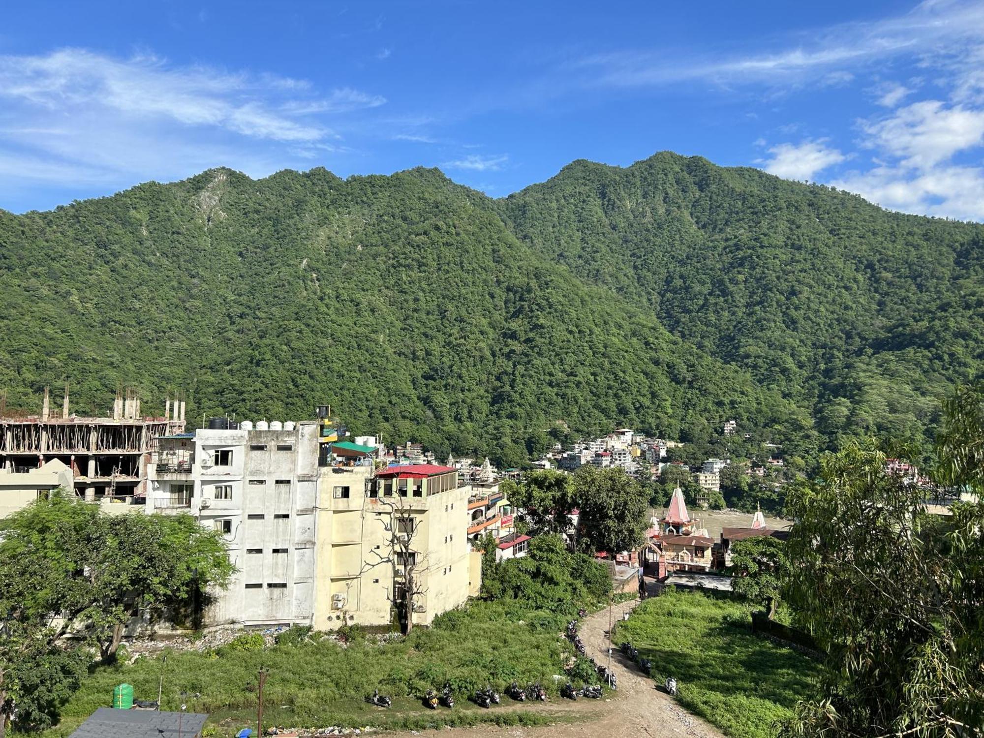 Ensquare - 2 Bedroom Mountain View With Kitchen, Rooftop Cafe, Live Music Hostel