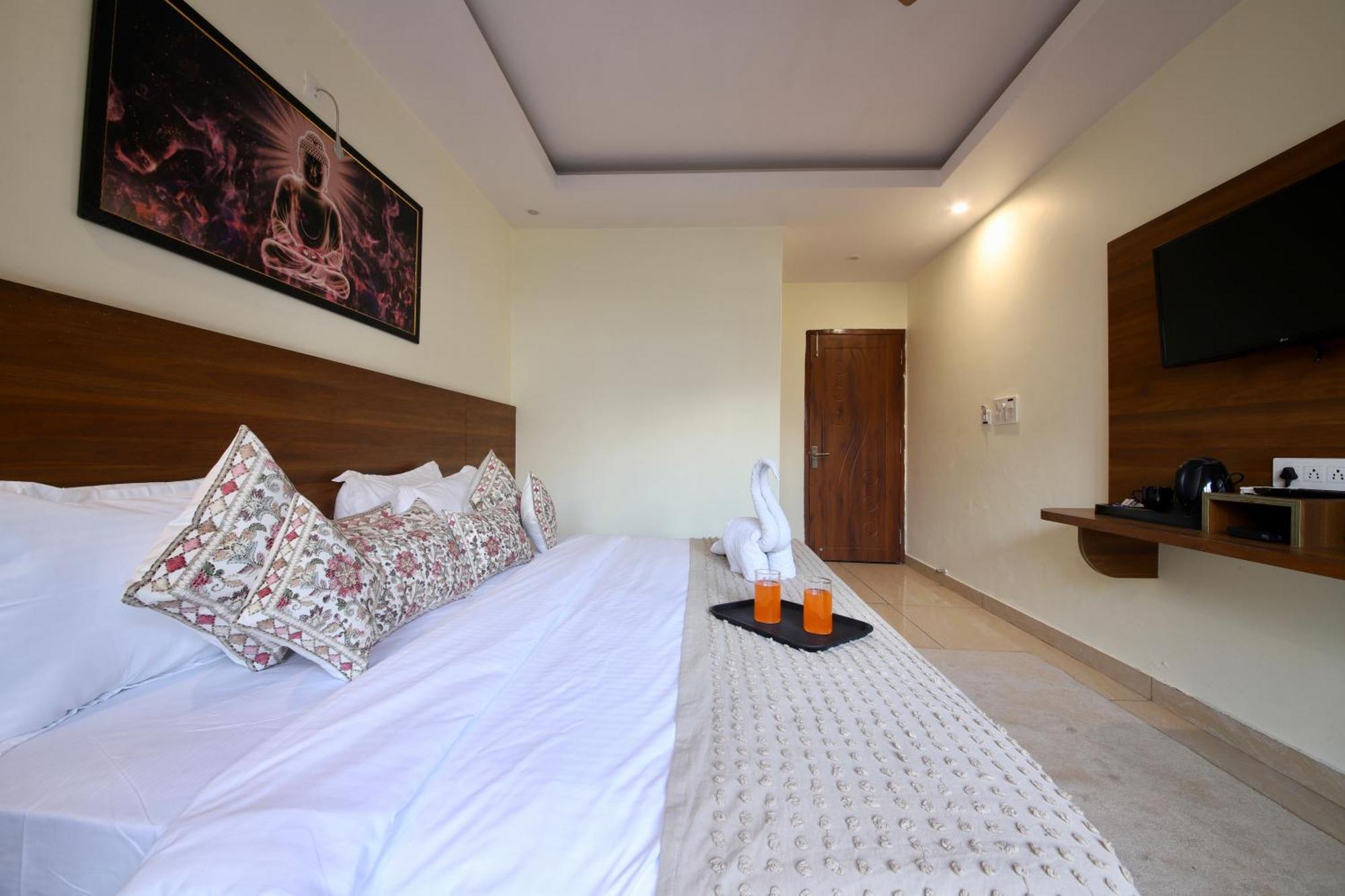 Perfect Stayz Premium Forest Valley Near Waterfall Hotel 3*
