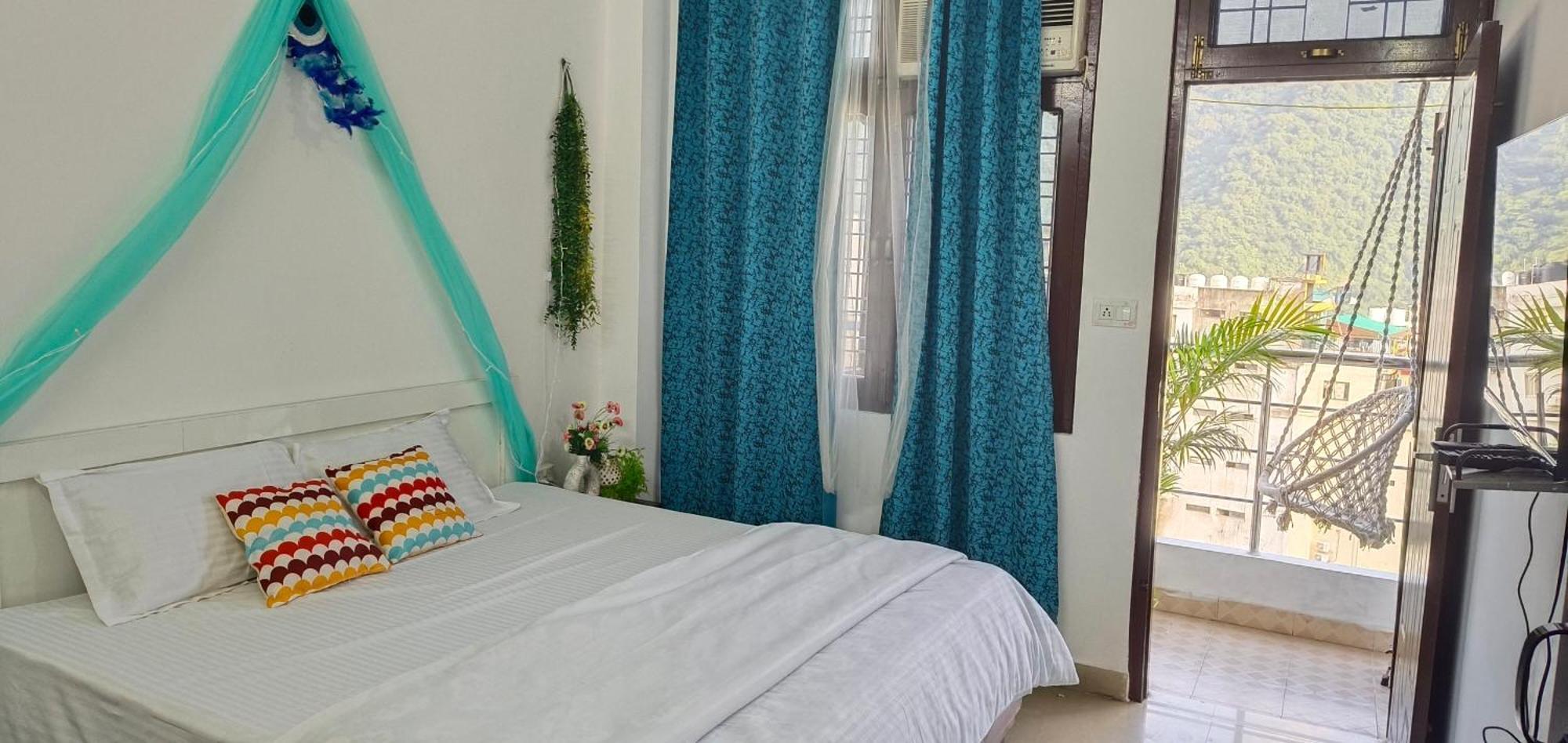 Hostel Ensquare - 2 Bedroom Mountain View With Kitchen, Rooftop Cafe, Live Music