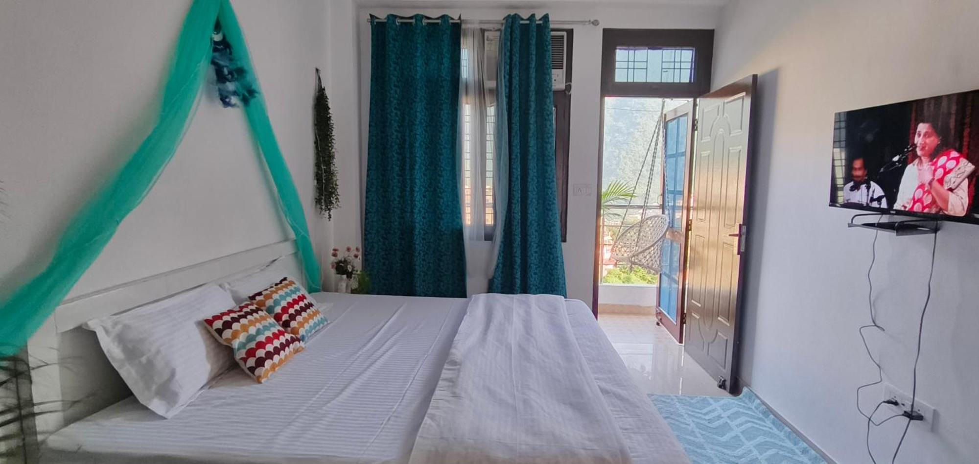 Ensquare - 2 Bedroom Mountain View With Kitchen, Rooftop Cafe, Live Music Hostel Rishikesh