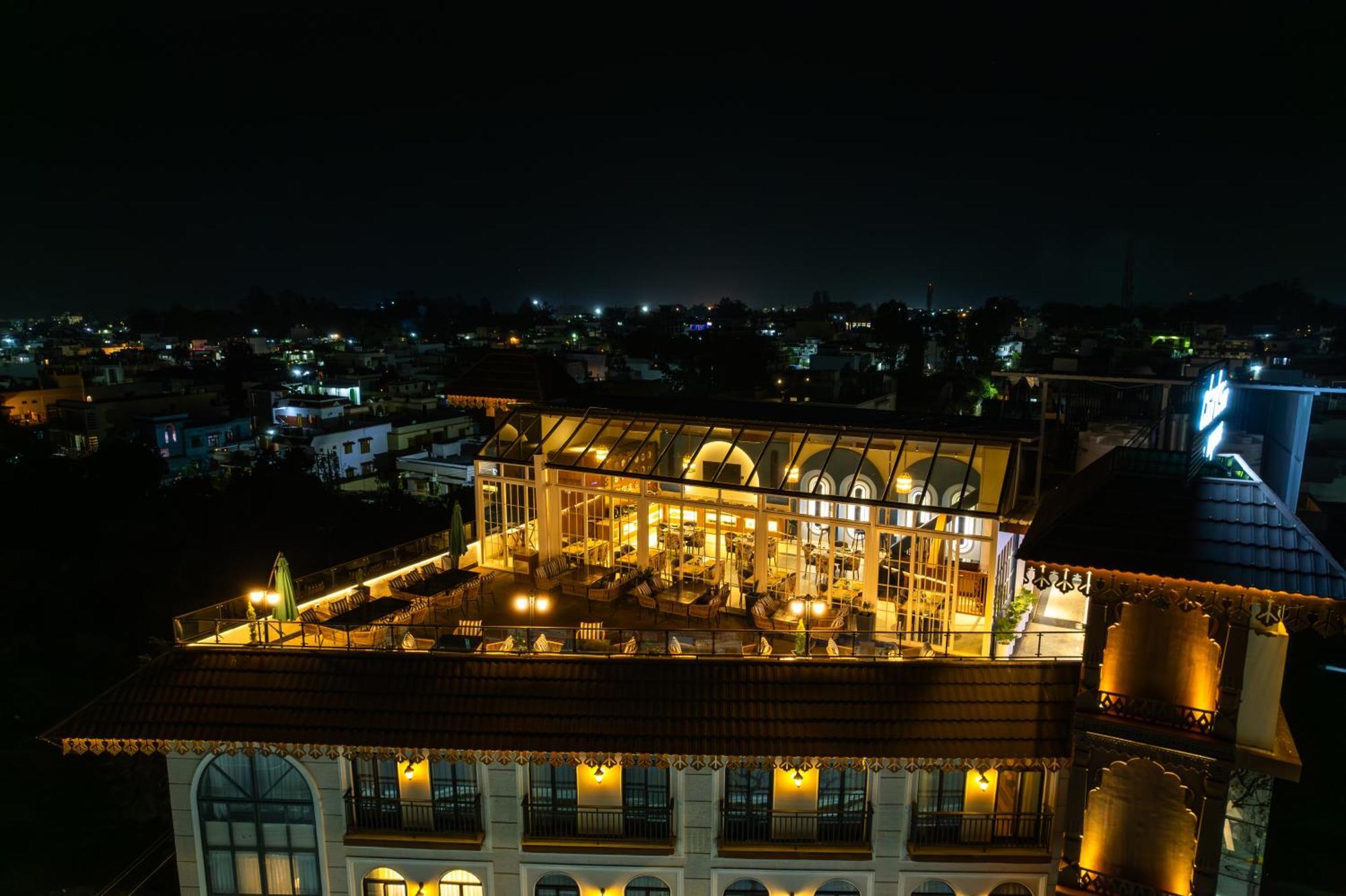 Clarks Express, Hotel