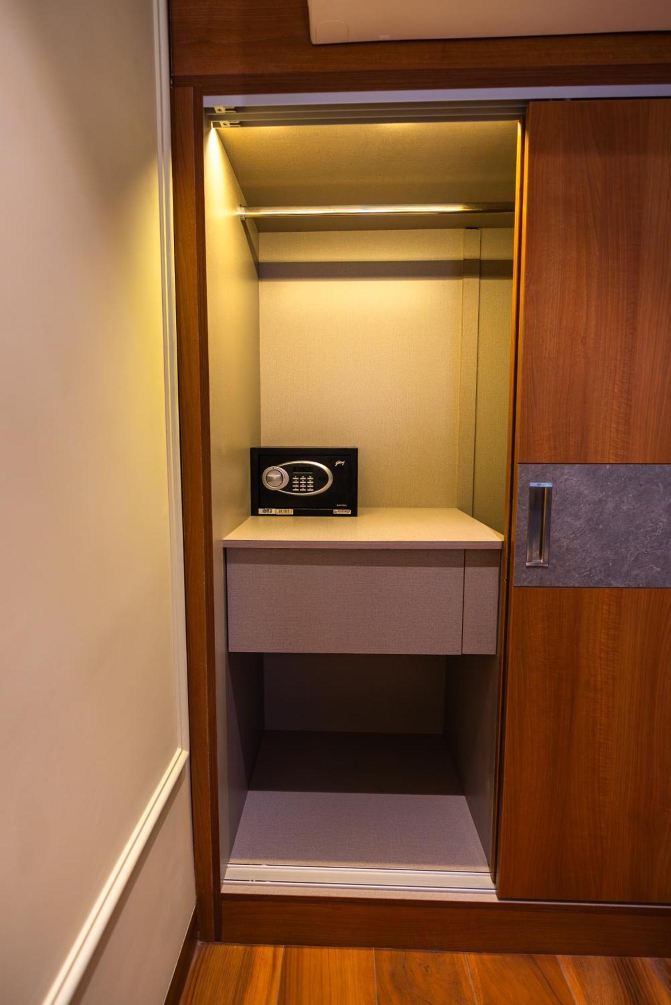 Clarks Express, Hotel