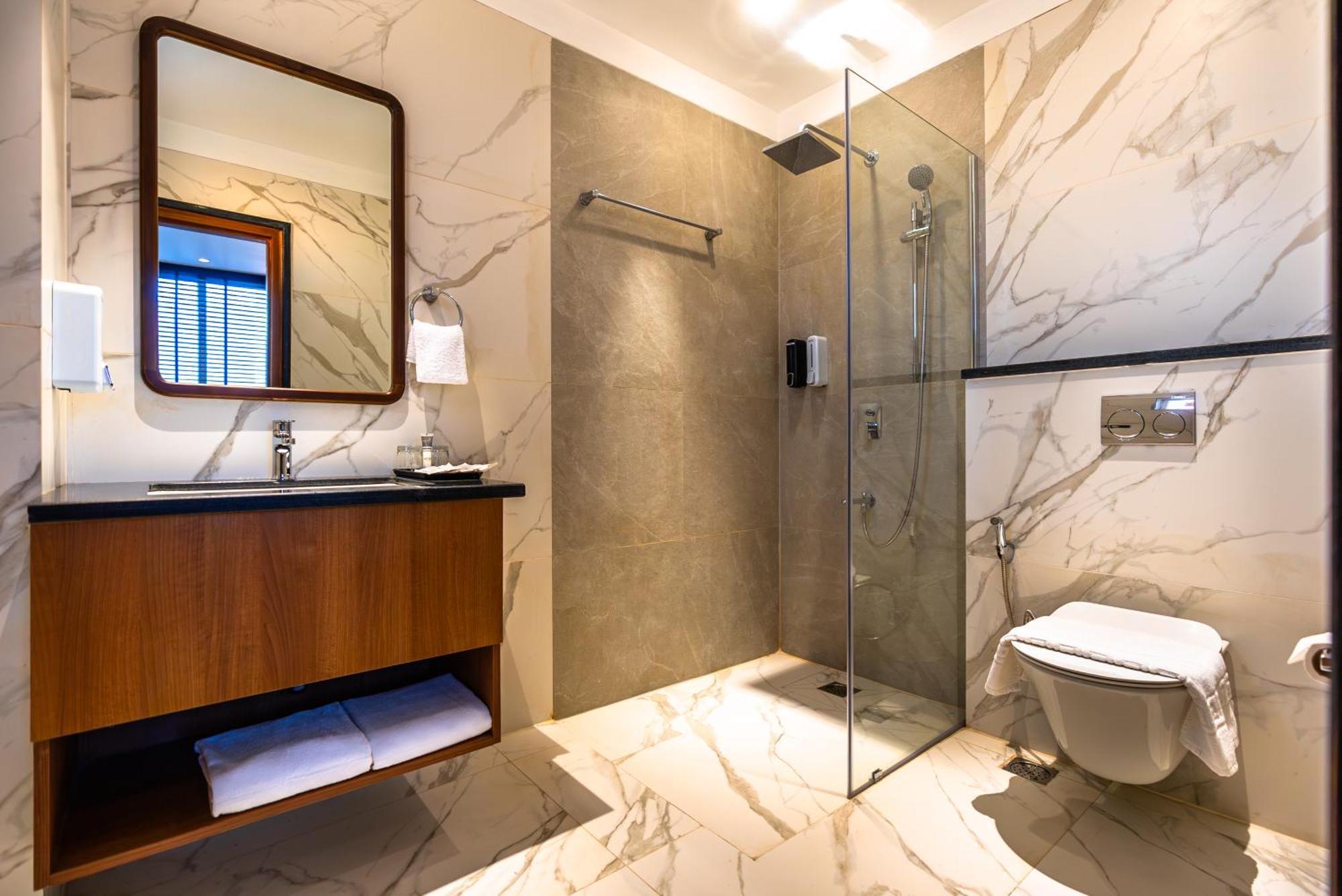 Clarks Express, Hotel
