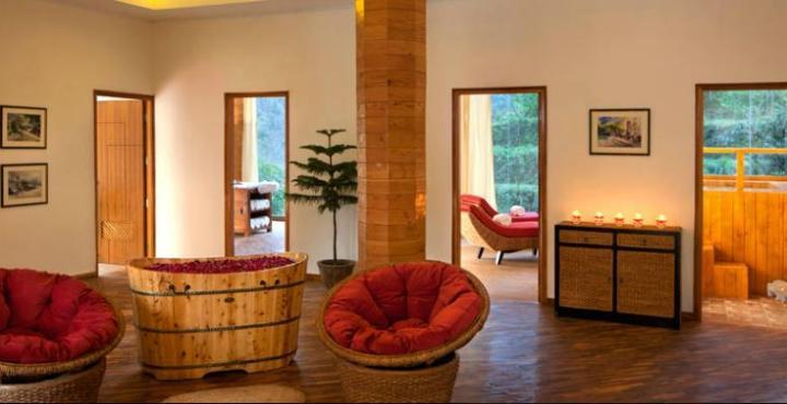 Raga On The Ganges, Hotel