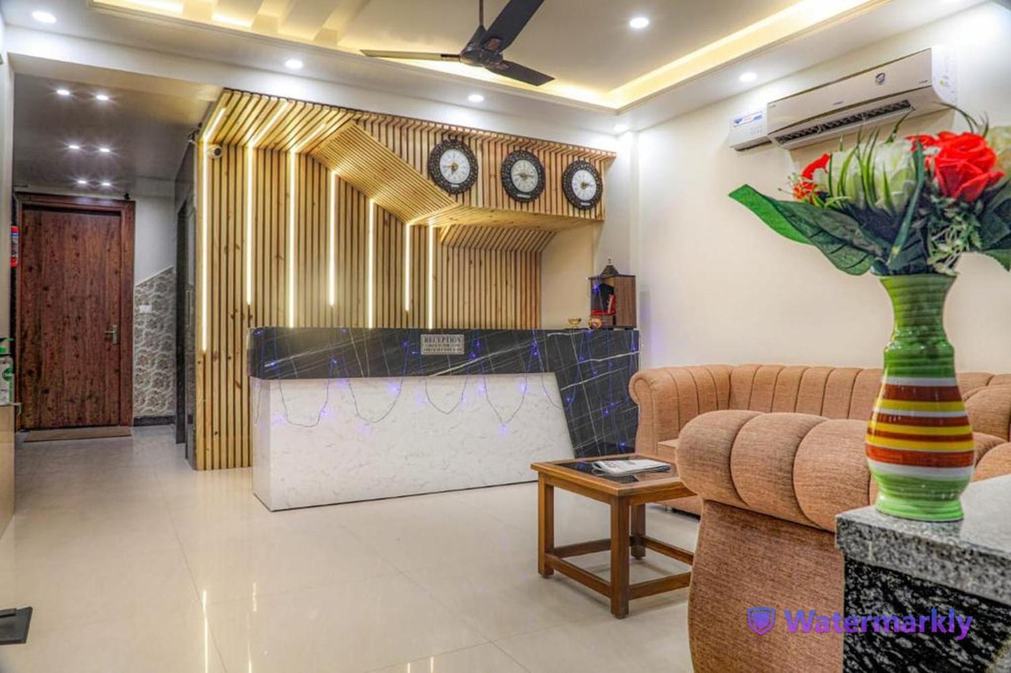Dhakad Gold - Tapovan, Hotel