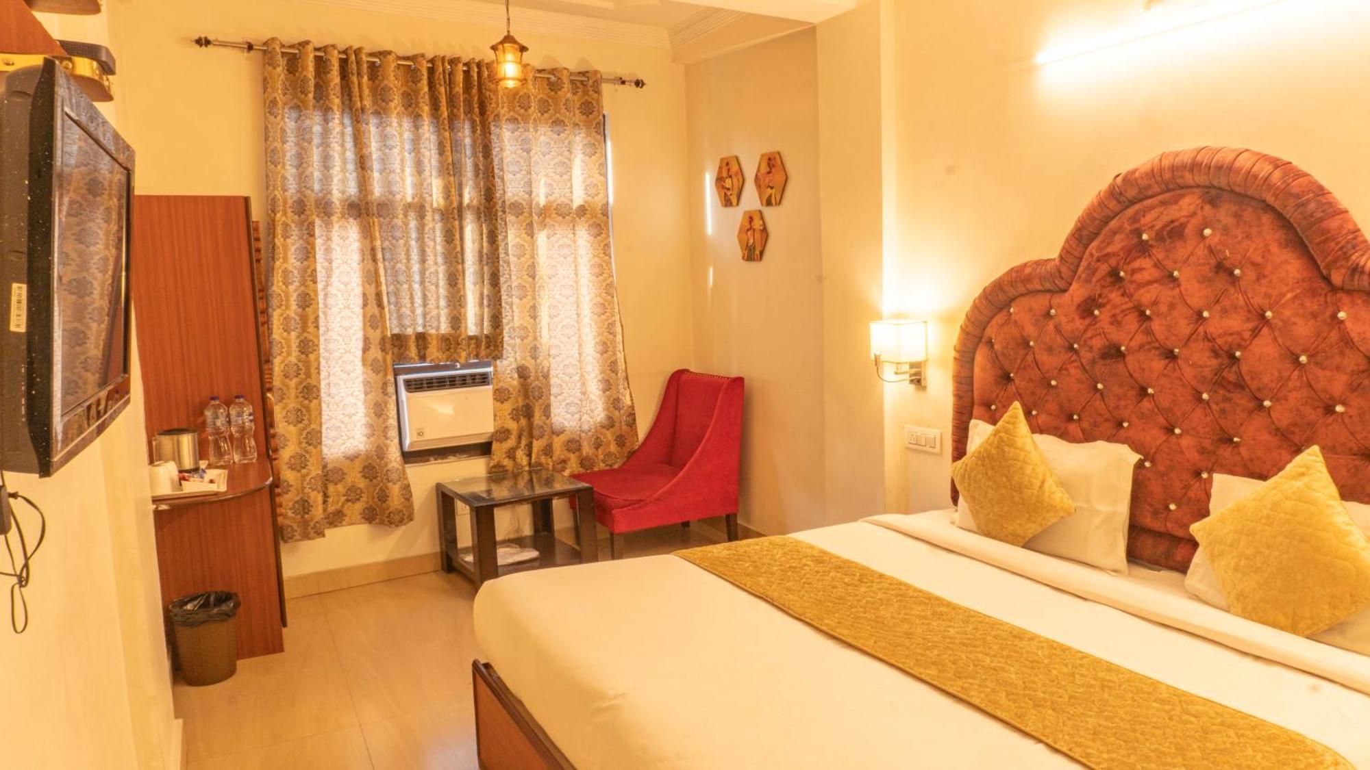 Hotel The Neeraj Palace