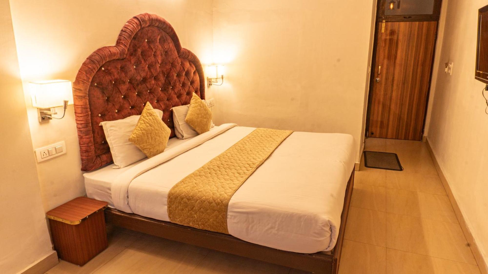 Hotel The Neeraj Palace 3*