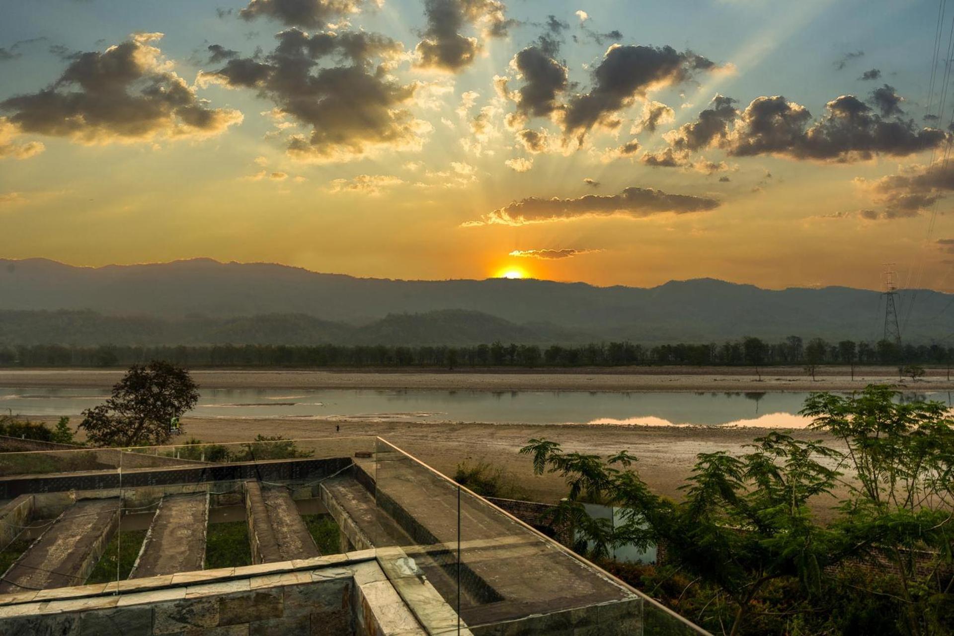 Stayvista At Divine With River View & Library Rishikesh