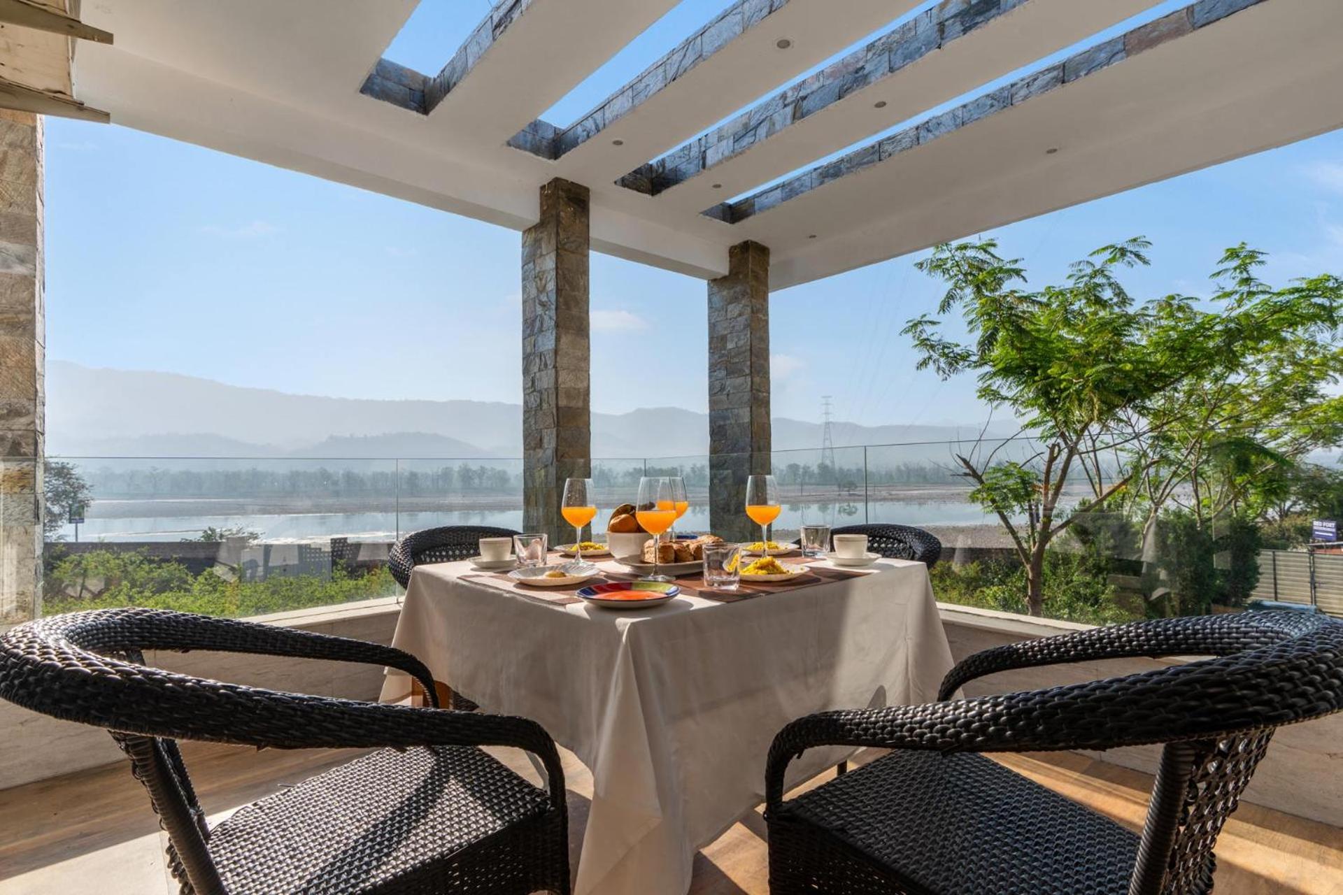 Villa Stayvista At Divine With River View & Library