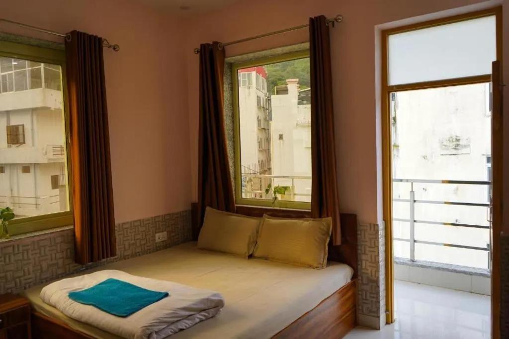 Shanti And Garden Cafe Hostel Rishikesh
