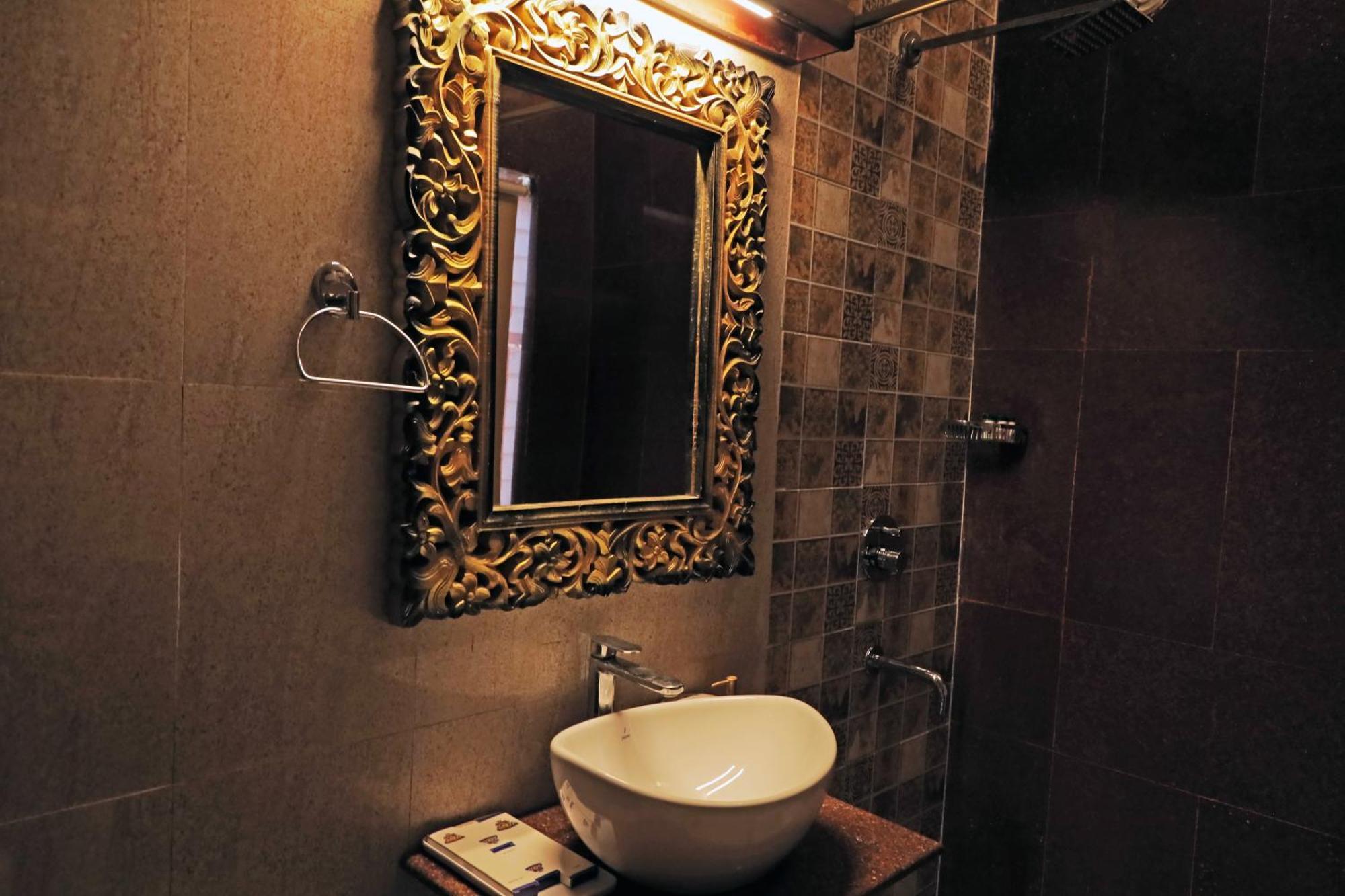 Hotel The Neeraj Ganga Heritage Palace 4*