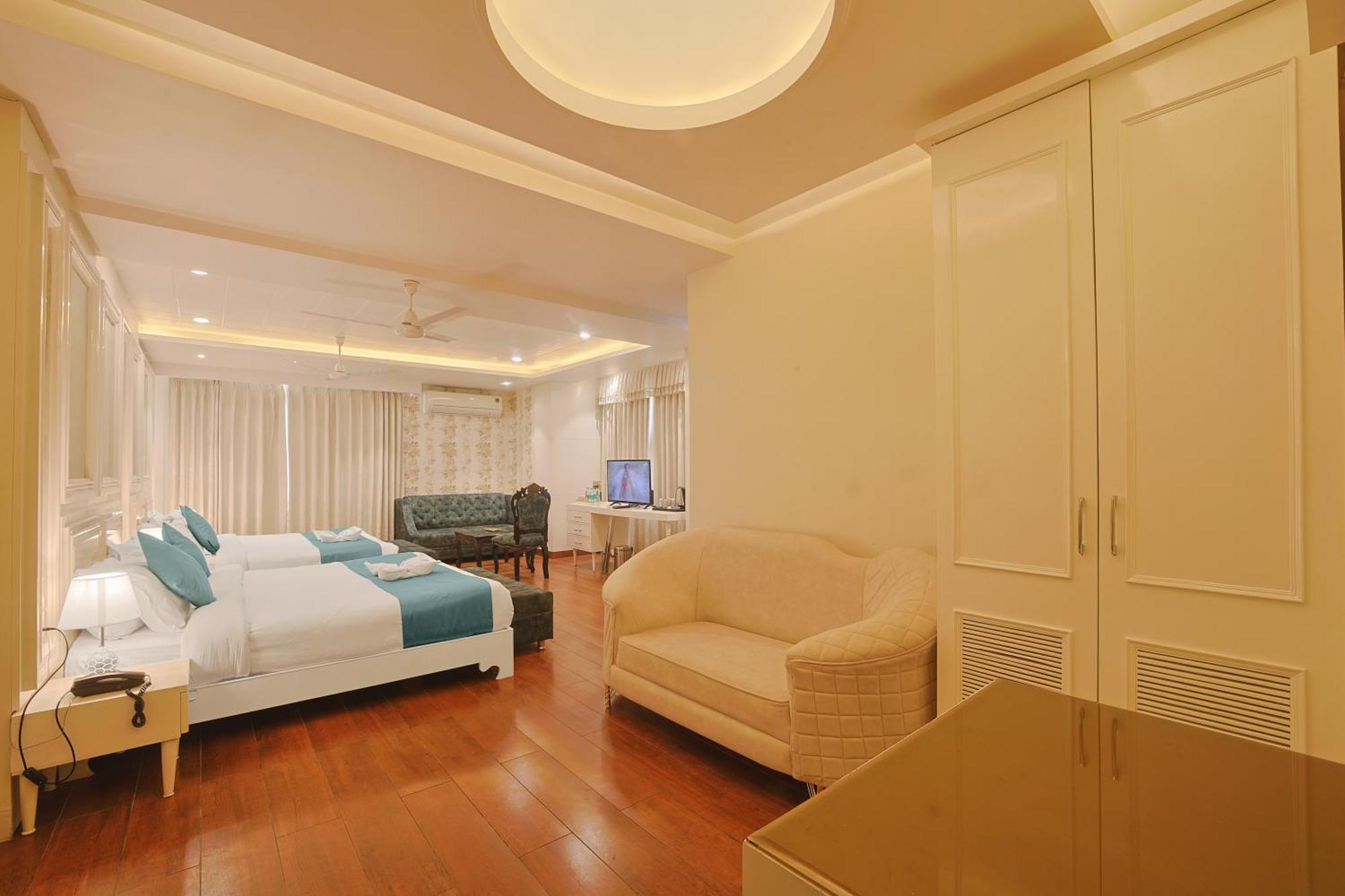 - Behind Parmarth Niketan 3*