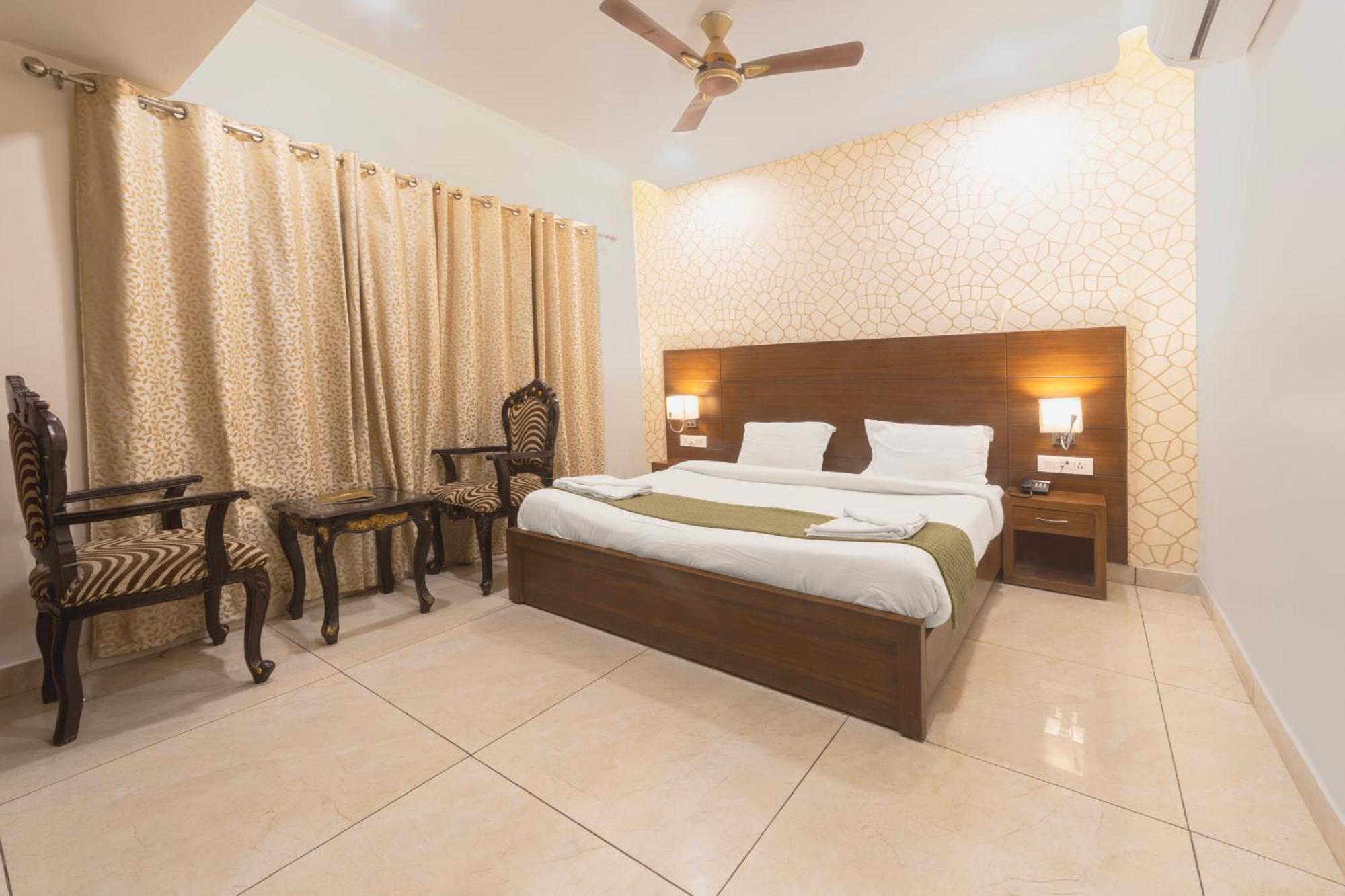 - Behind Parmarth Niketan 3* Rishikesh