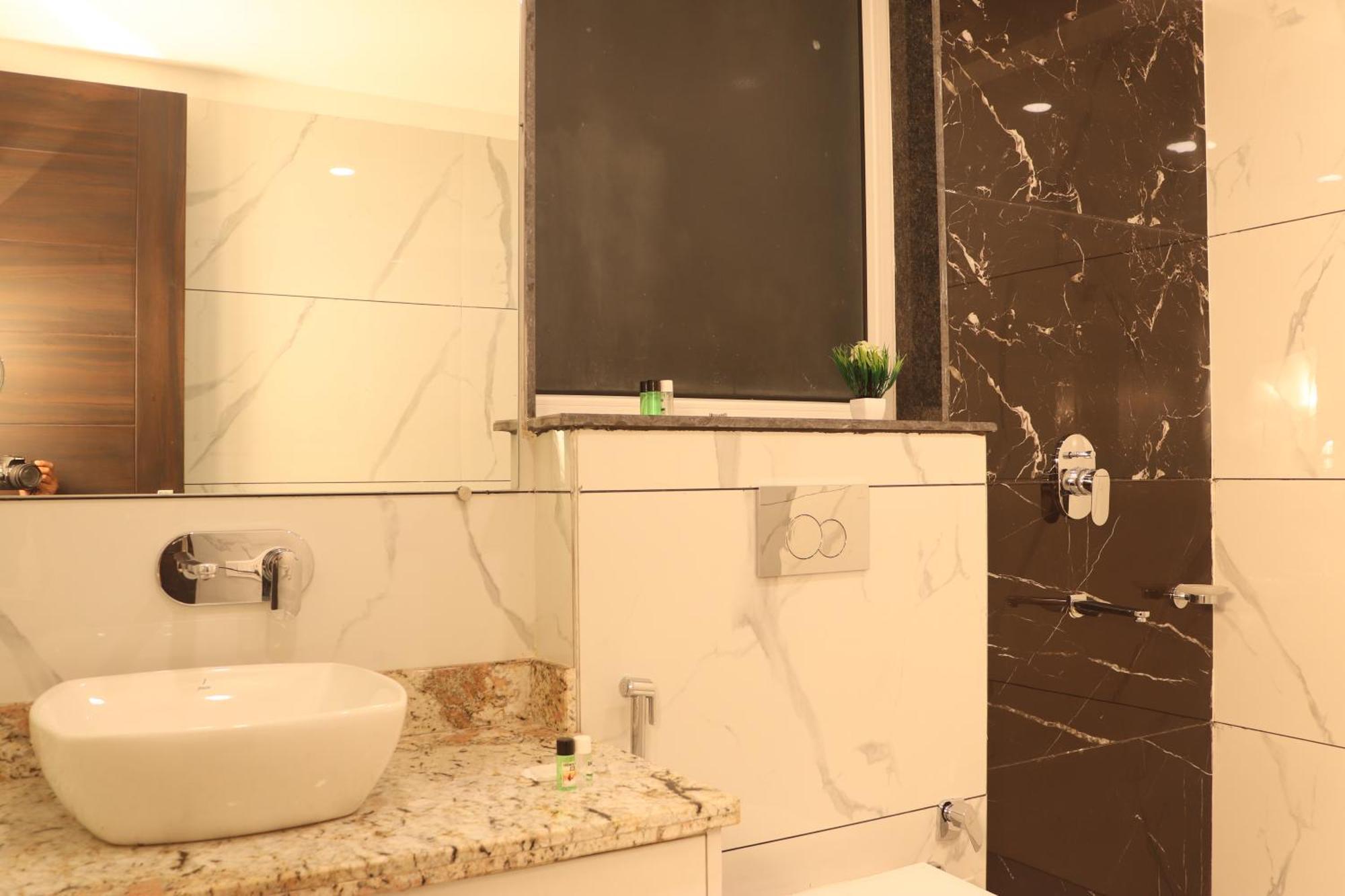 Hotel - Behind Parmarth Niketan 3*
