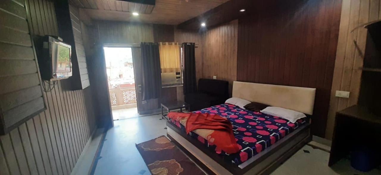 Hotel Divya *