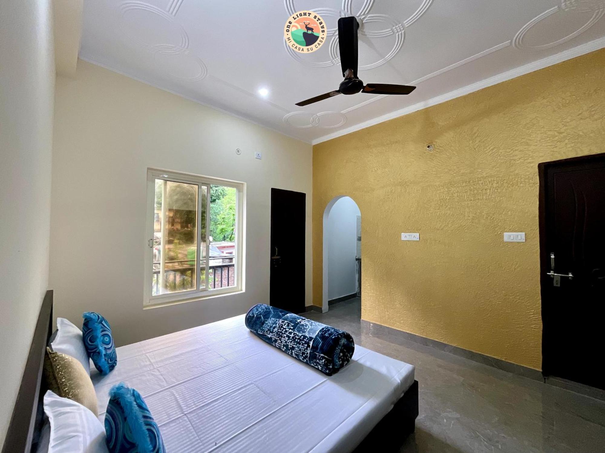 Hostel Rudram Aura X One Light *