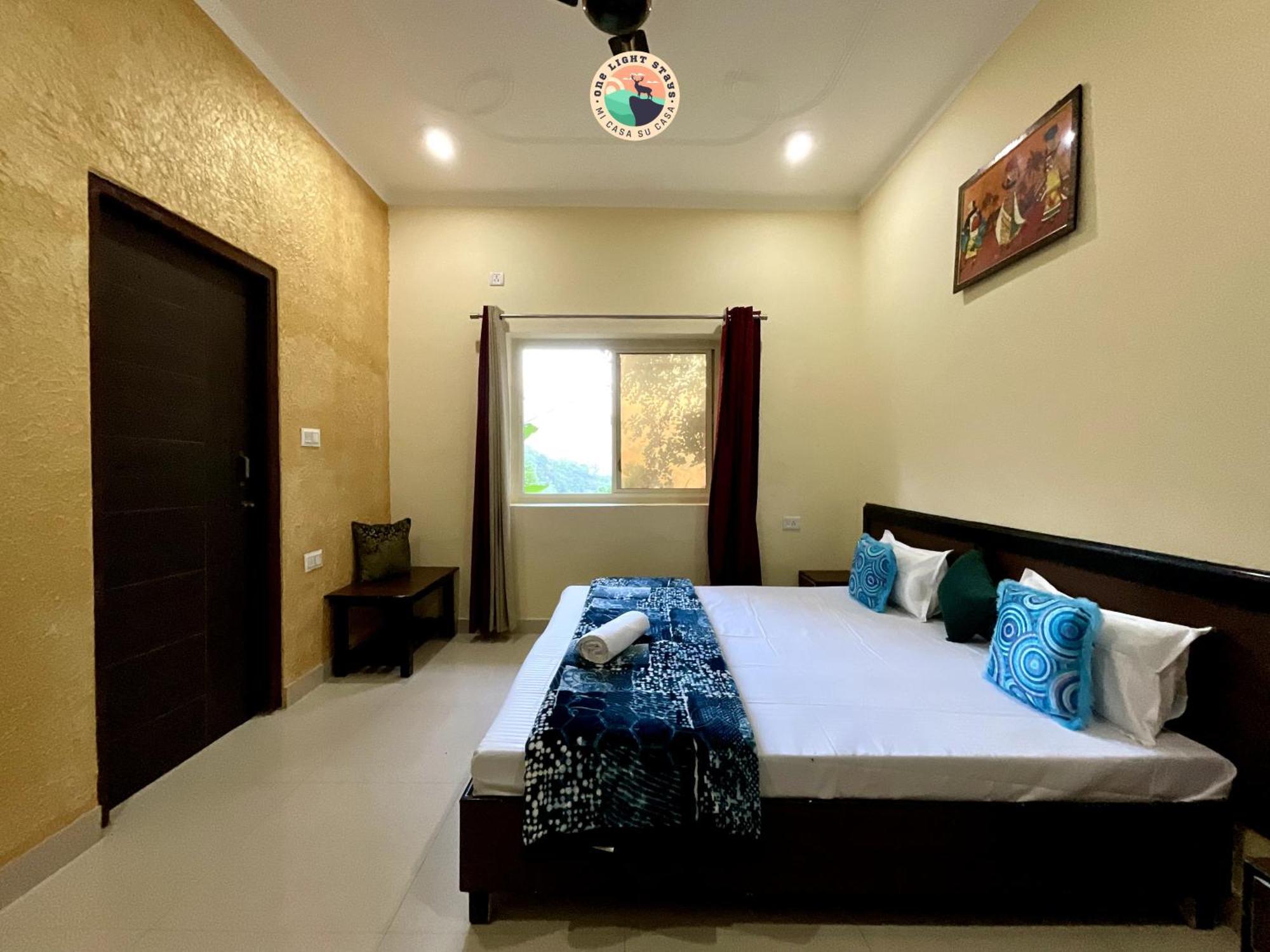 Hostel Rudram Aura X One Light *