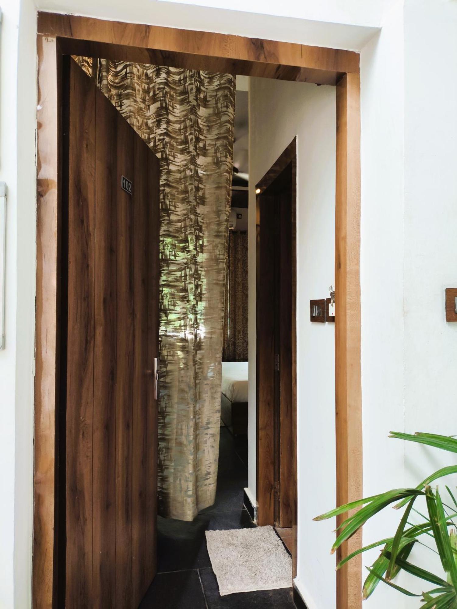 Meeram Ganga, A Heritage By The Ganges At Triveni Ghat Guest house