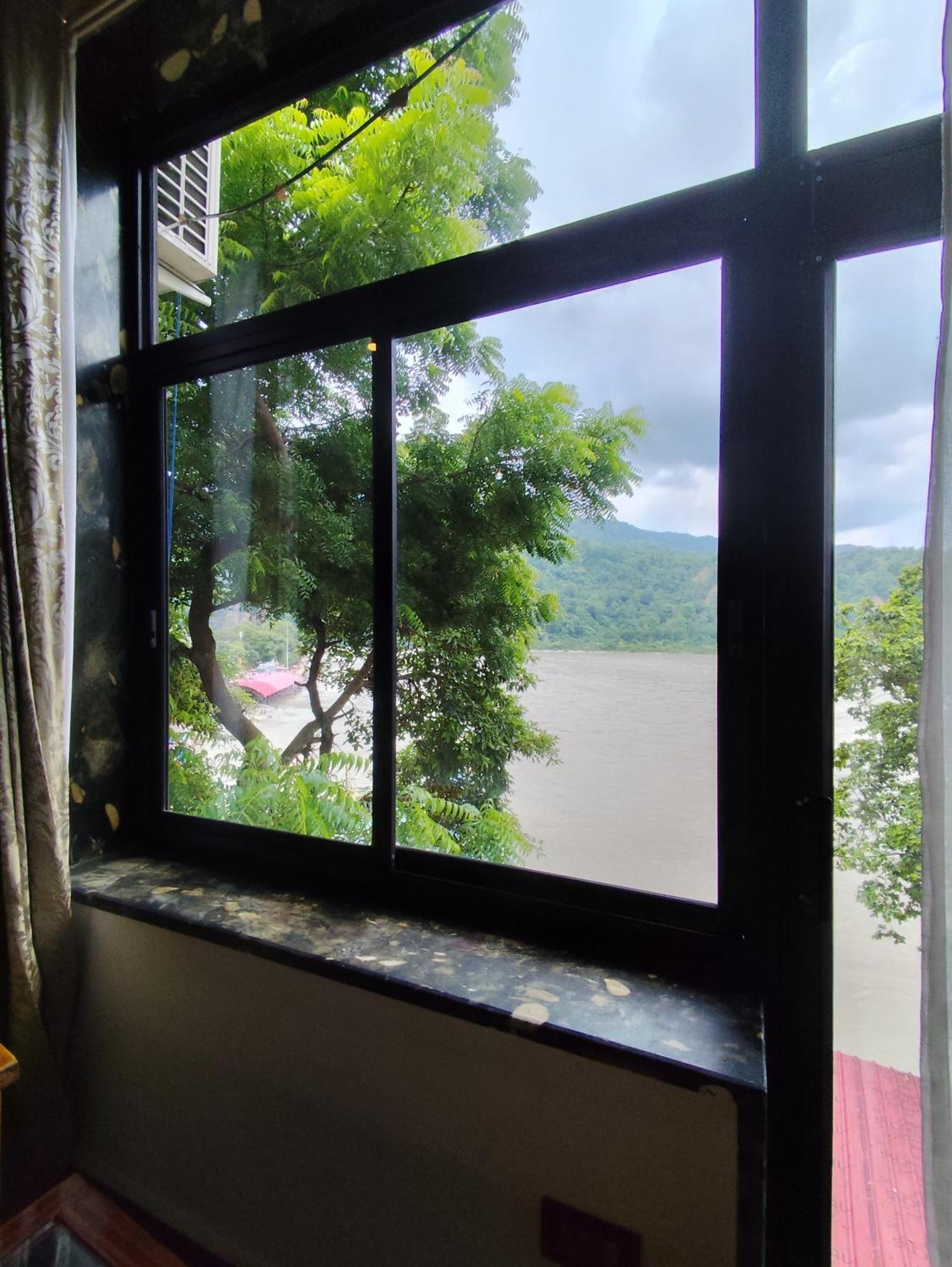 Meeram Ganga, A Heritage By The Ganges At Triveni Ghat Guest house