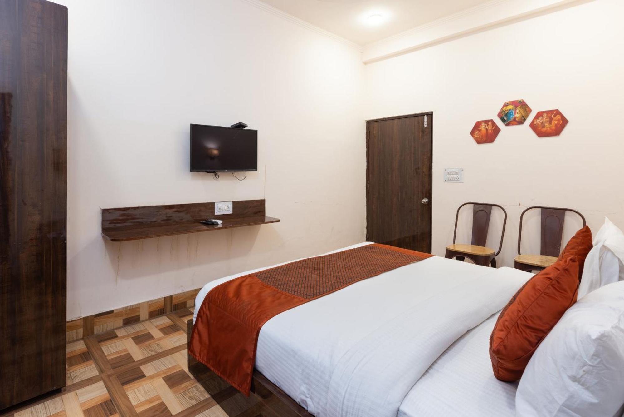 Indira Nikunj Rubystone Exotic Hotel 3*