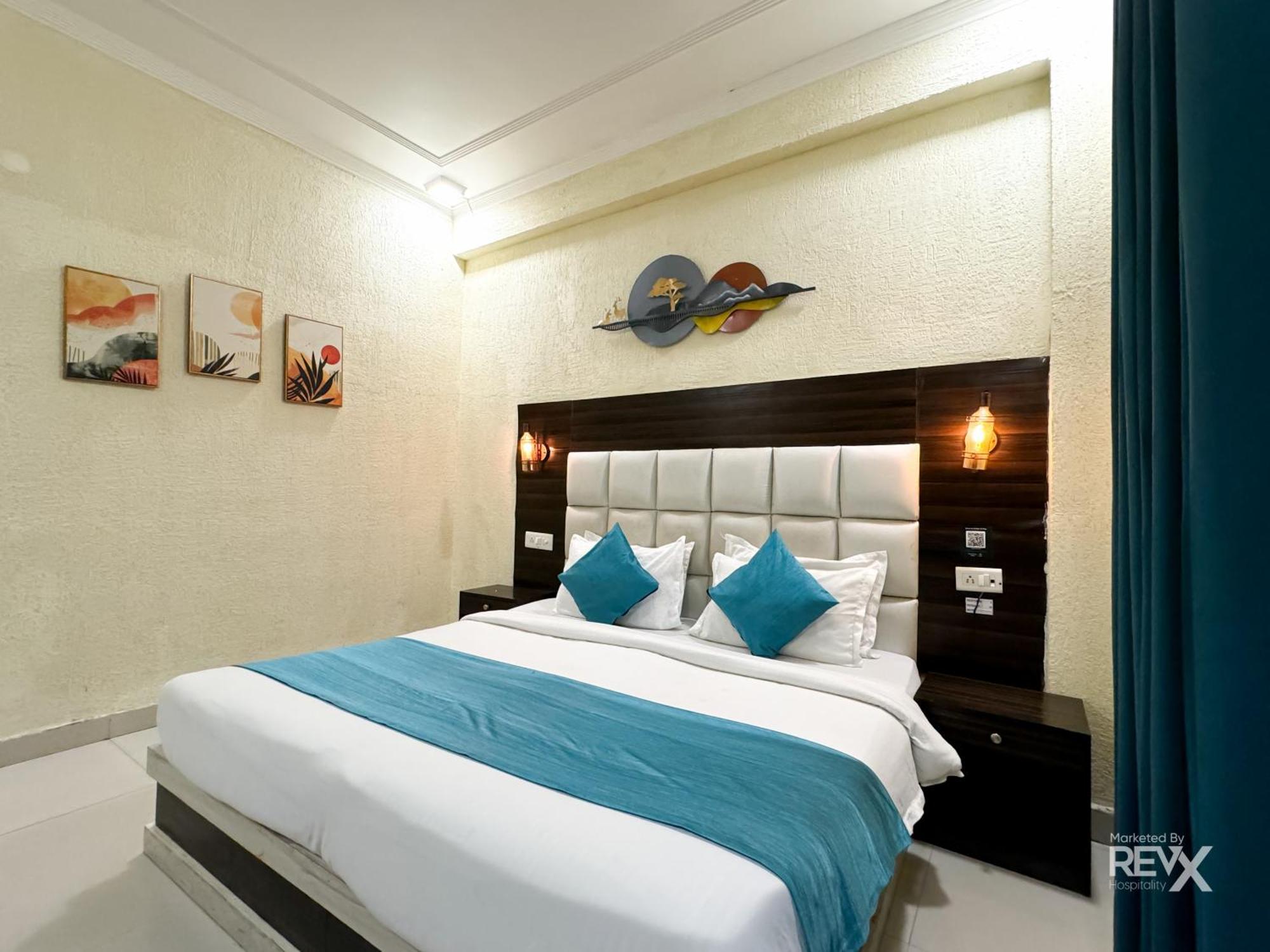 The Wraveler Tapovan And Dorms Hostel