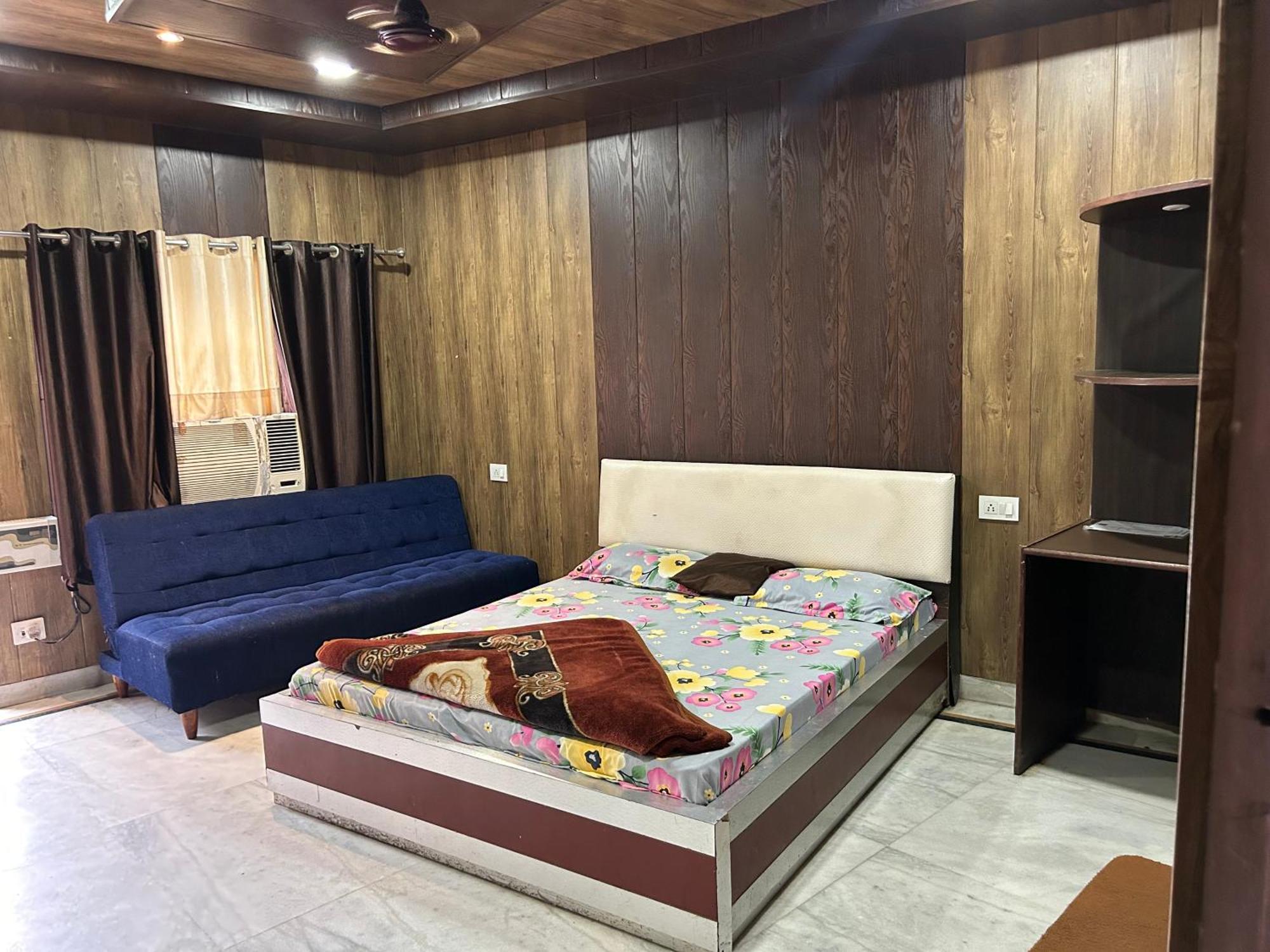 Hotel Divya *