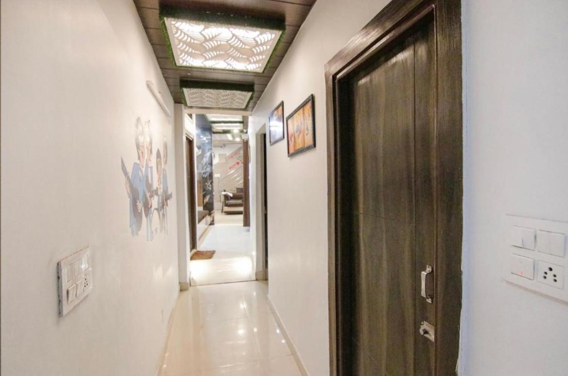 Royal Respite - Luxury Comfort ! Travellers Delight ! Budget Friendly ! Prime Location ! Guest Favourite Hotel