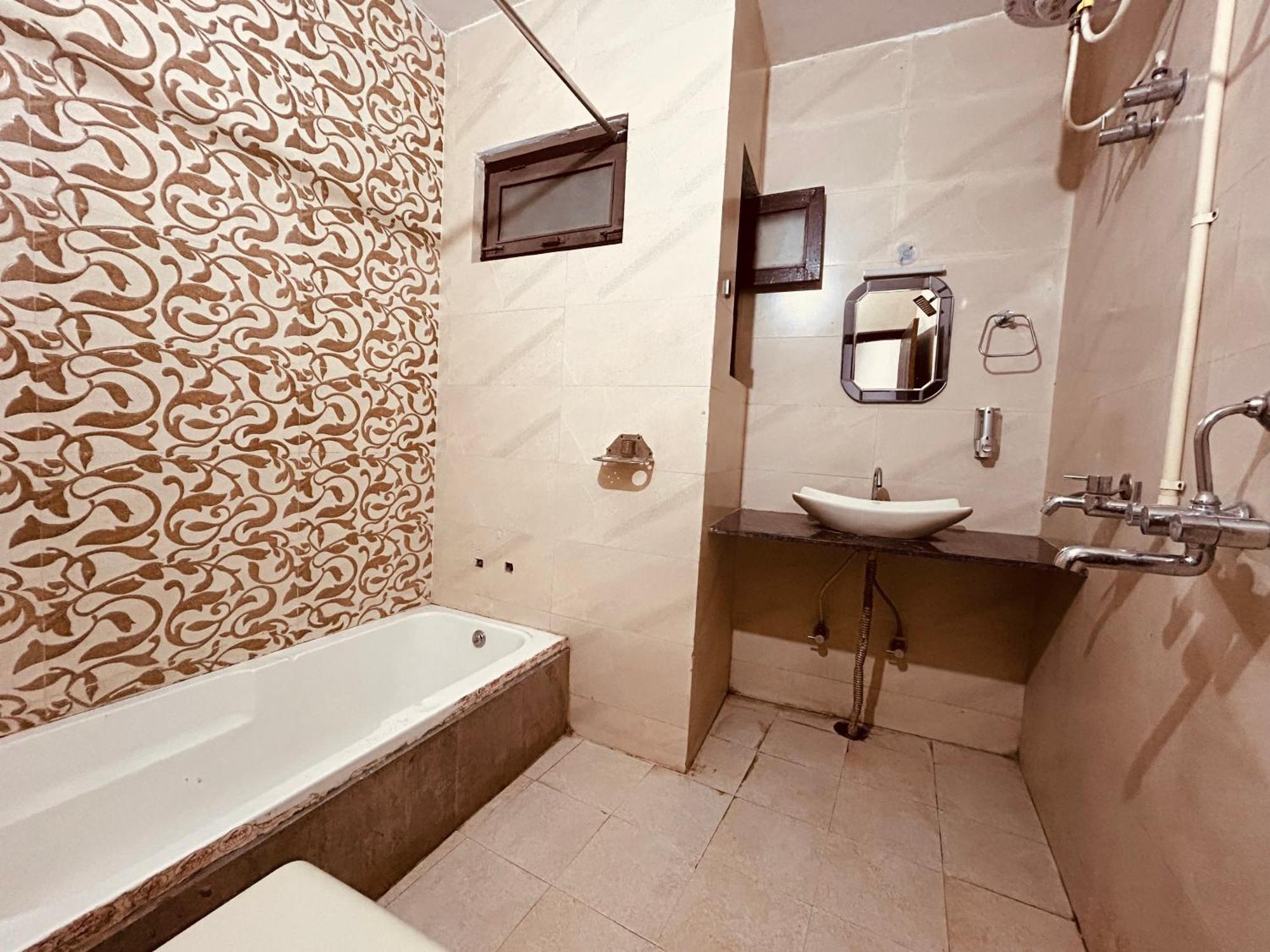 Hotel Royal Respite - Luxury Comfort ! Travellers Delight ! Budget Friendly ! Prime Location ! Guest Favourite