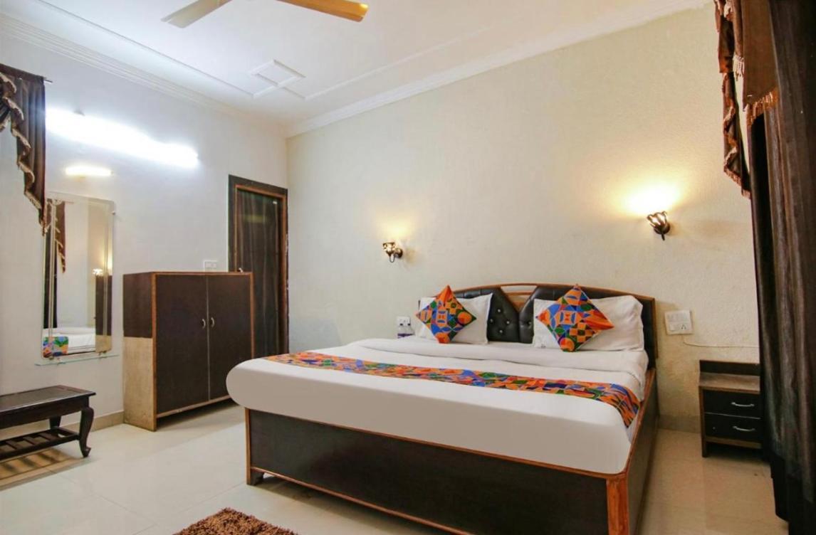 Royal Respite - Luxury Comfort ! Travellers Delight ! Budget Friendly ! Prime Location ! Guest Favourite Hotel 4*
