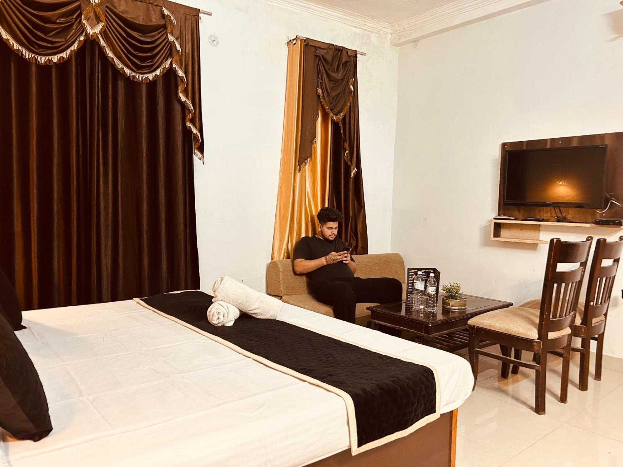 Royal Respite - Luxury Comfort ! Travellers Delight ! Budget Friendly ! Prime Location ! Guest Favourite Hotel Rishikesh