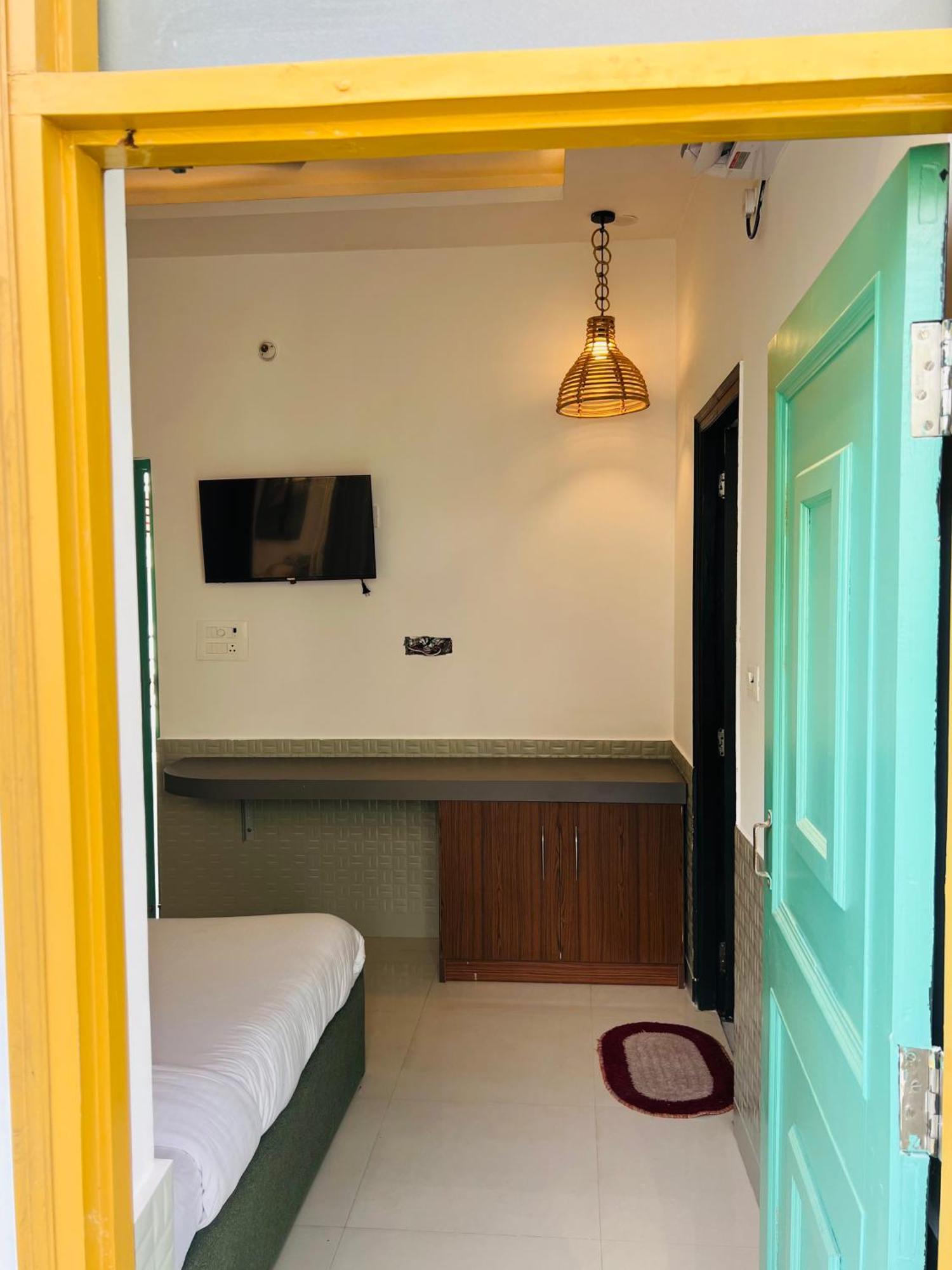 Shanti - Aesthetic With Netflix, & Ac In Upper Tapovan
