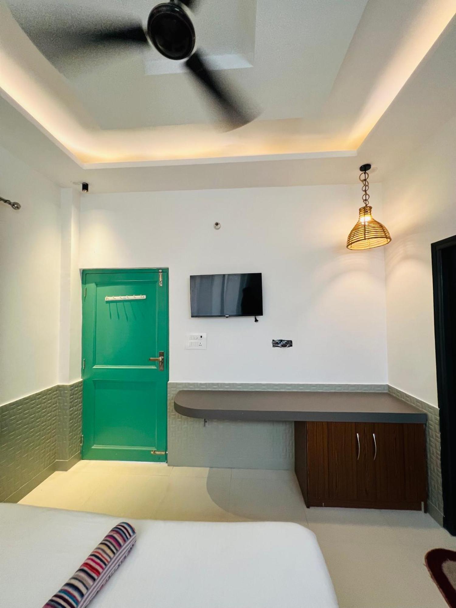 Shanti - Aesthetic With Netflix, & Ac In Upper Tapovan