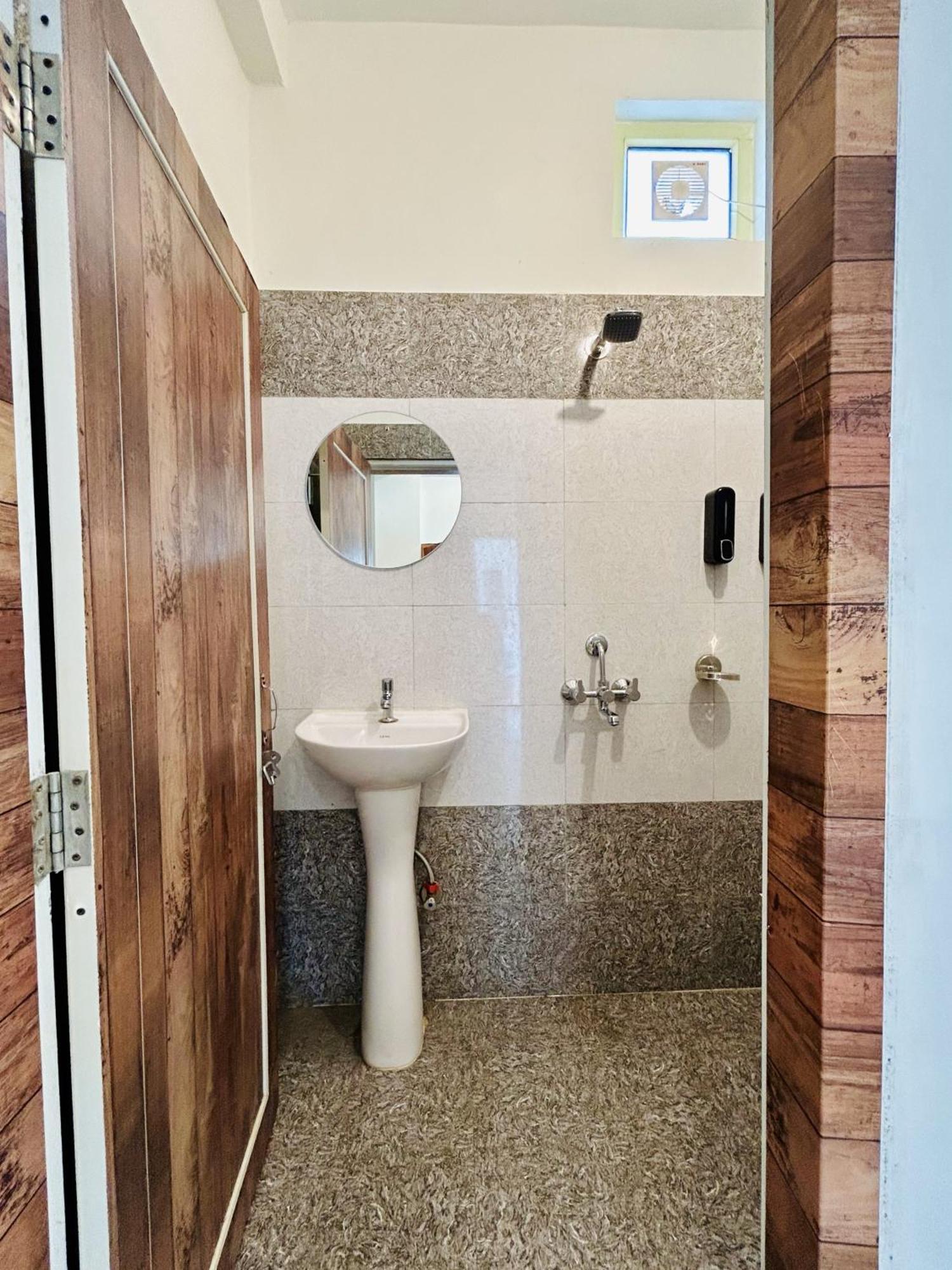 Prithvi - Aesthetic With Netflix, Ac, Heater In Upper Tapovan 2*