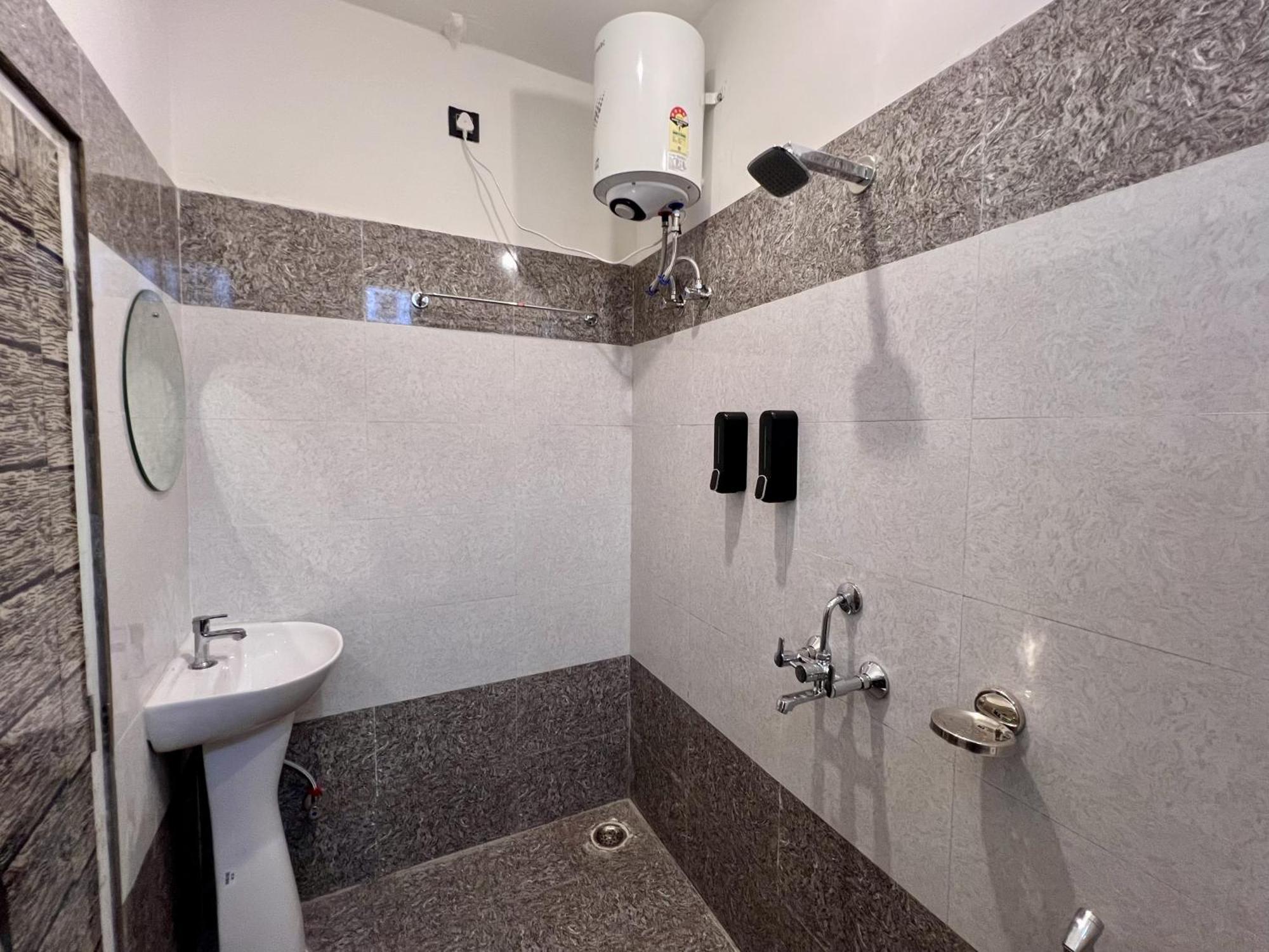 Hotel Prithvi - Aesthetic With Netflix, Ac, Heater In Upper Tapovan 2*