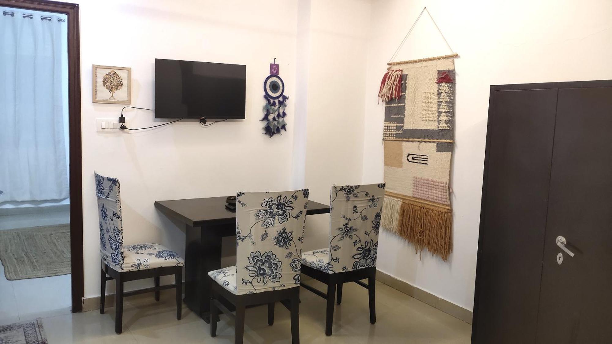 Ensquare - 2bhk With Netflix, Kitchen Near Laxman Jhula Tapovan *