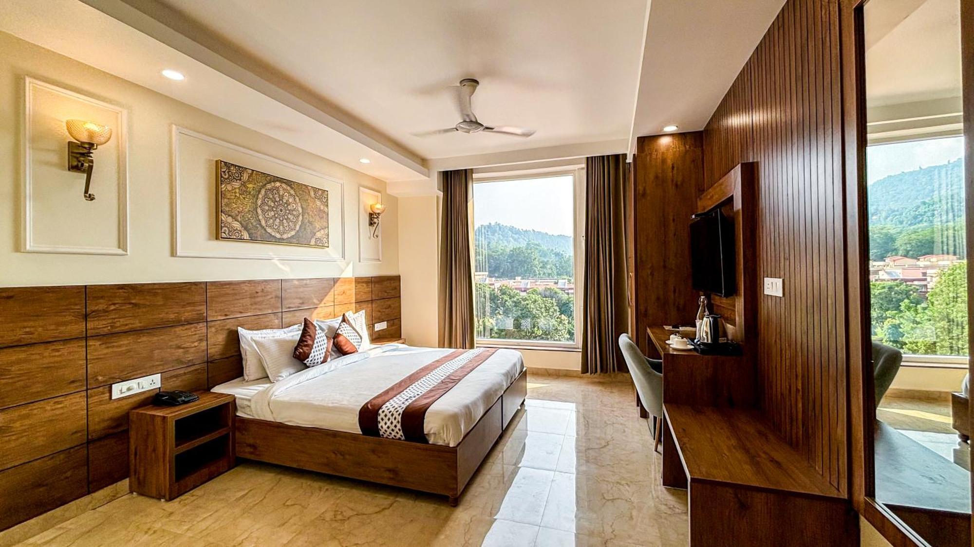 Hotel Nirvana Bliss, Behind Parmarth Niketan 3*