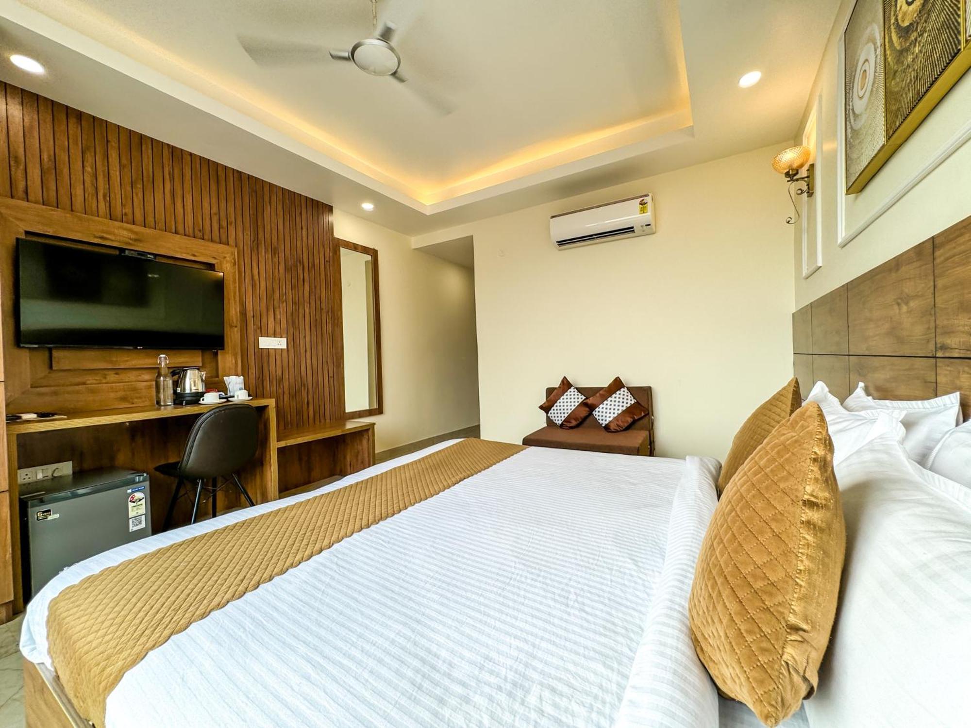 Hotel Nirvana Bliss, Behind Parmarth Niketan