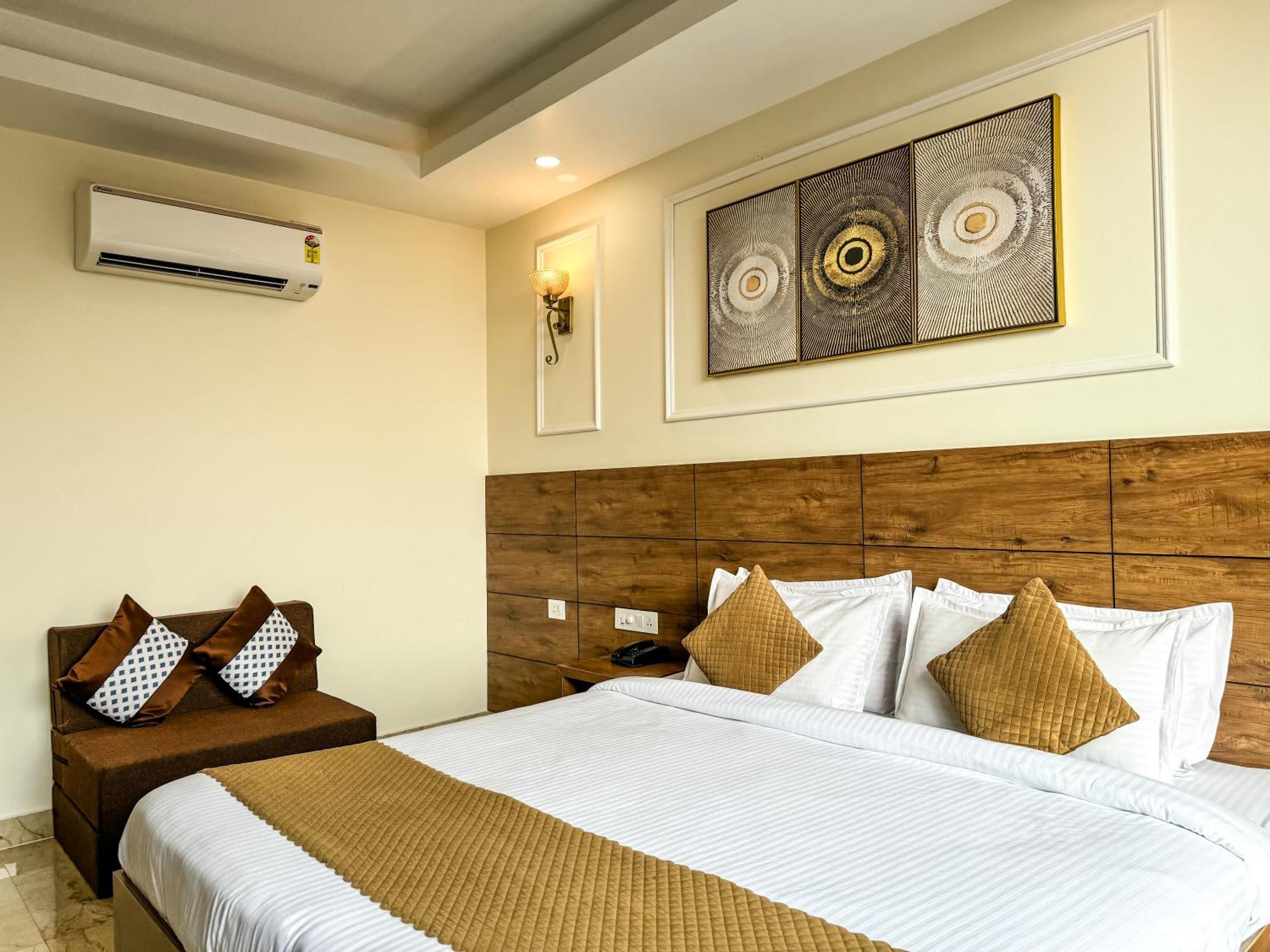 Nirvana Bliss, Behind Parmarth Niketan Hotel 3*