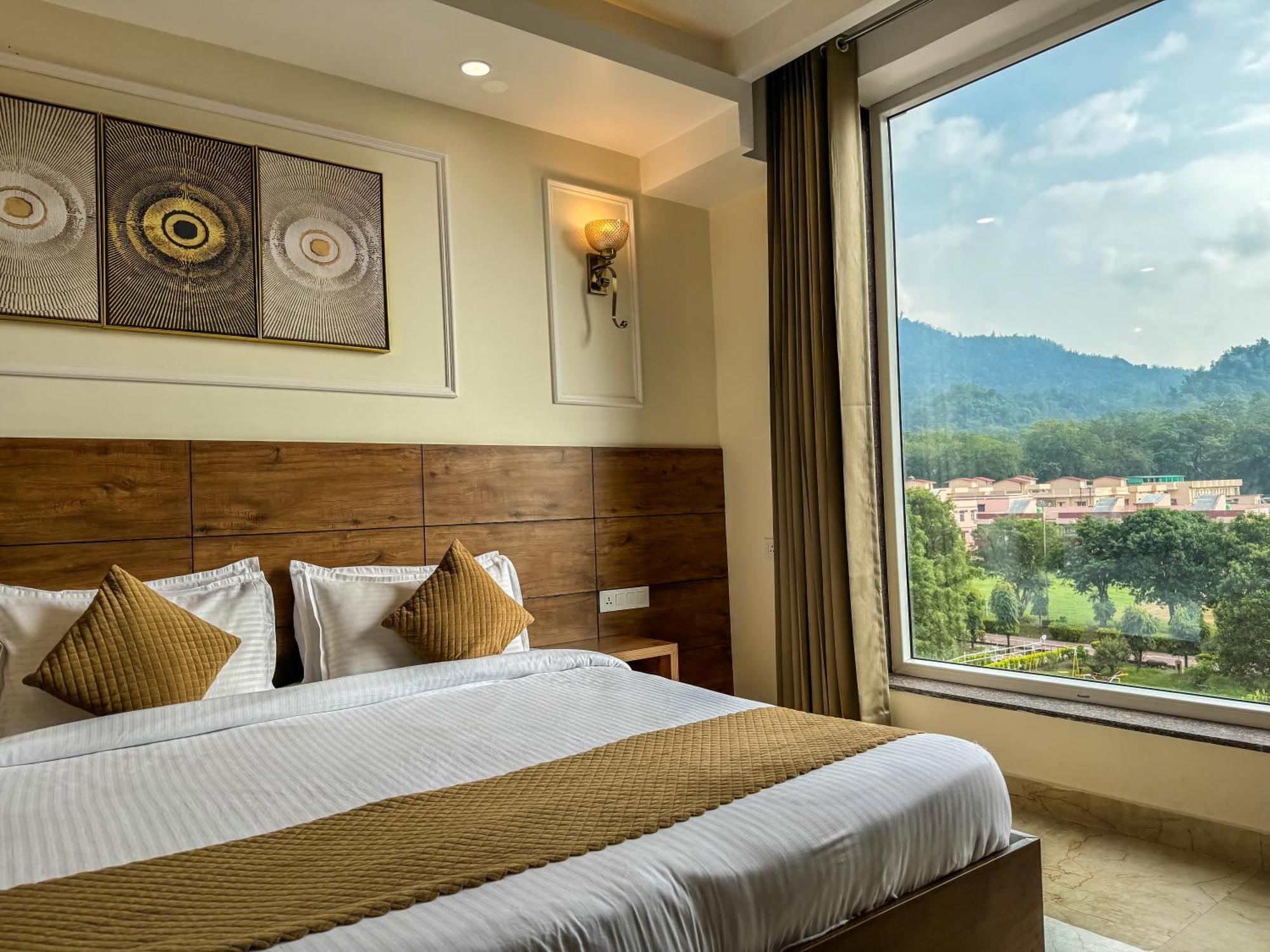 Hotel Nirvana Bliss, Behind Parmarth Niketan 3*