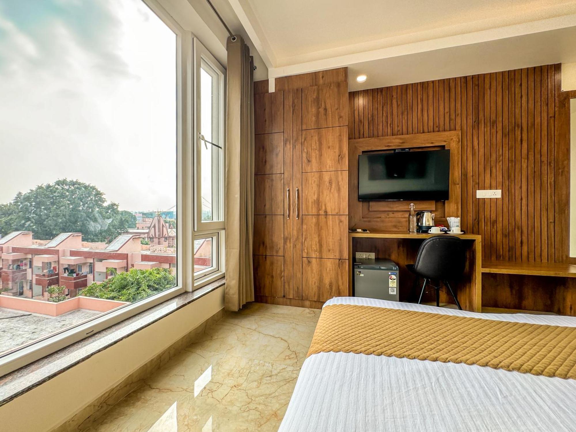 Nirvana Bliss, Behind Parmarth Niketan 3*