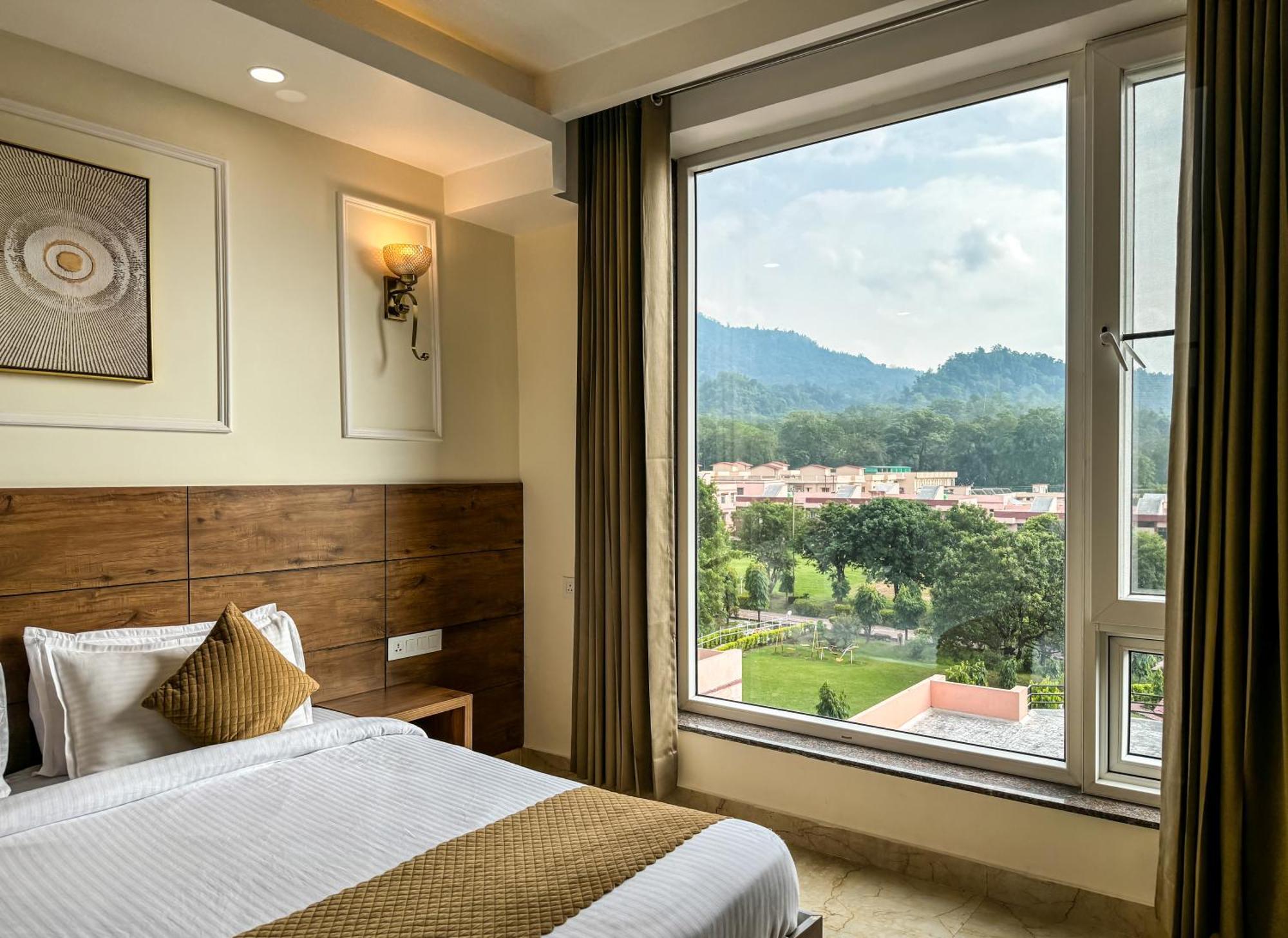 Nirvana Bliss, Behind Parmarth Niketan Hotel