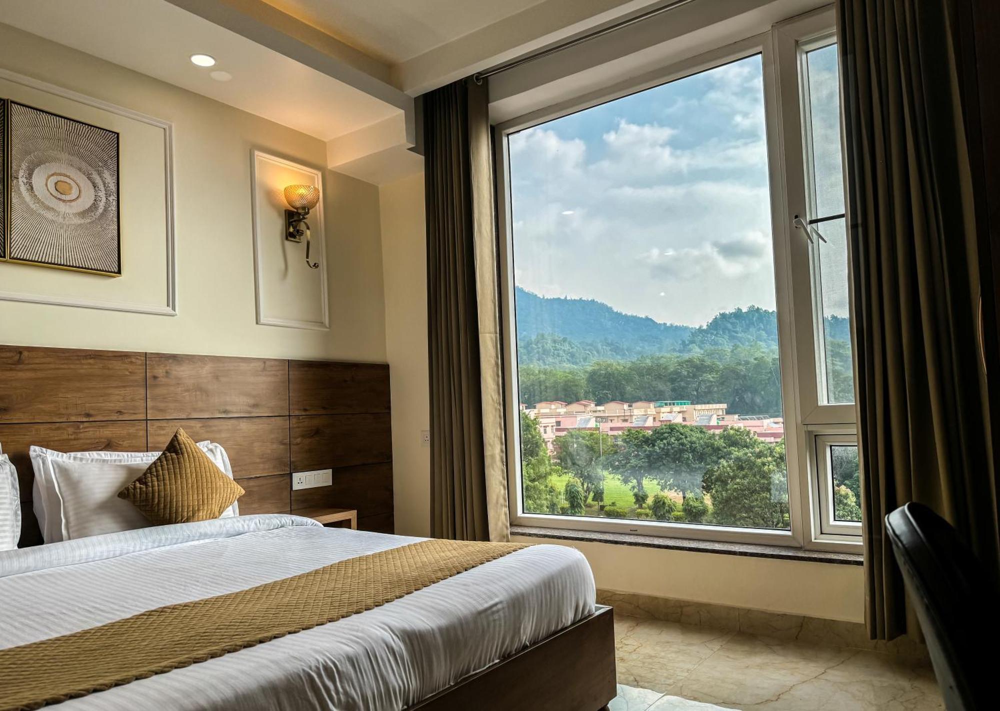 Hotel Nirvana Bliss, Behind Parmarth Niketan
