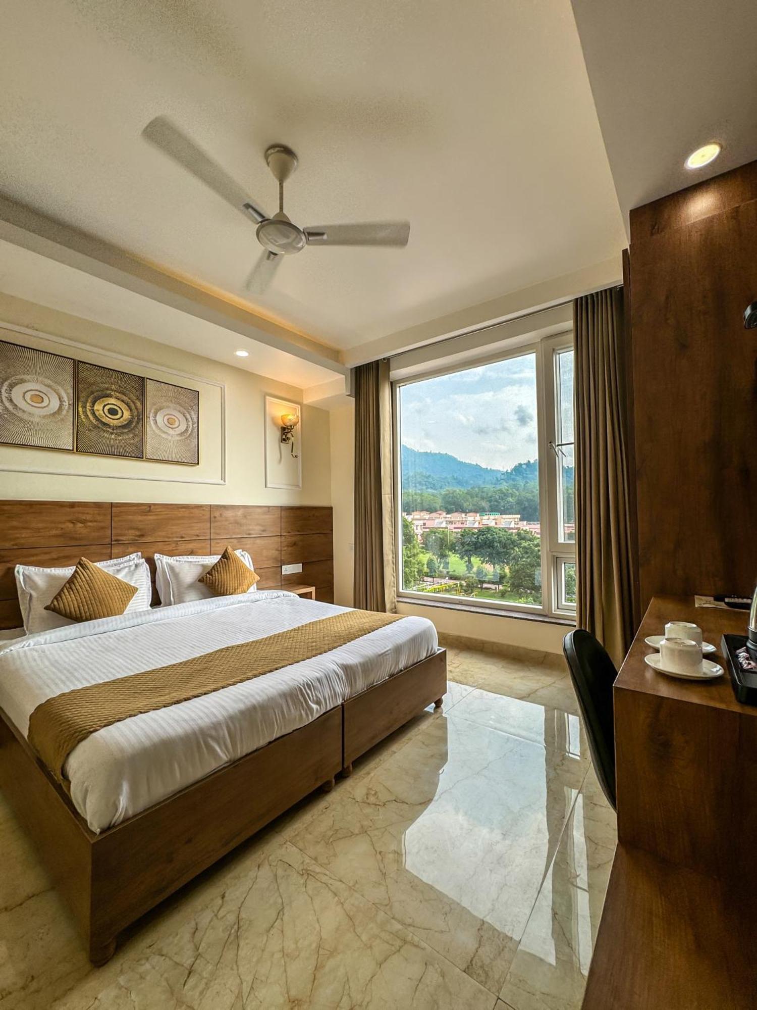 Nirvana Bliss, Behind Parmarth Niketan Hotel 3*