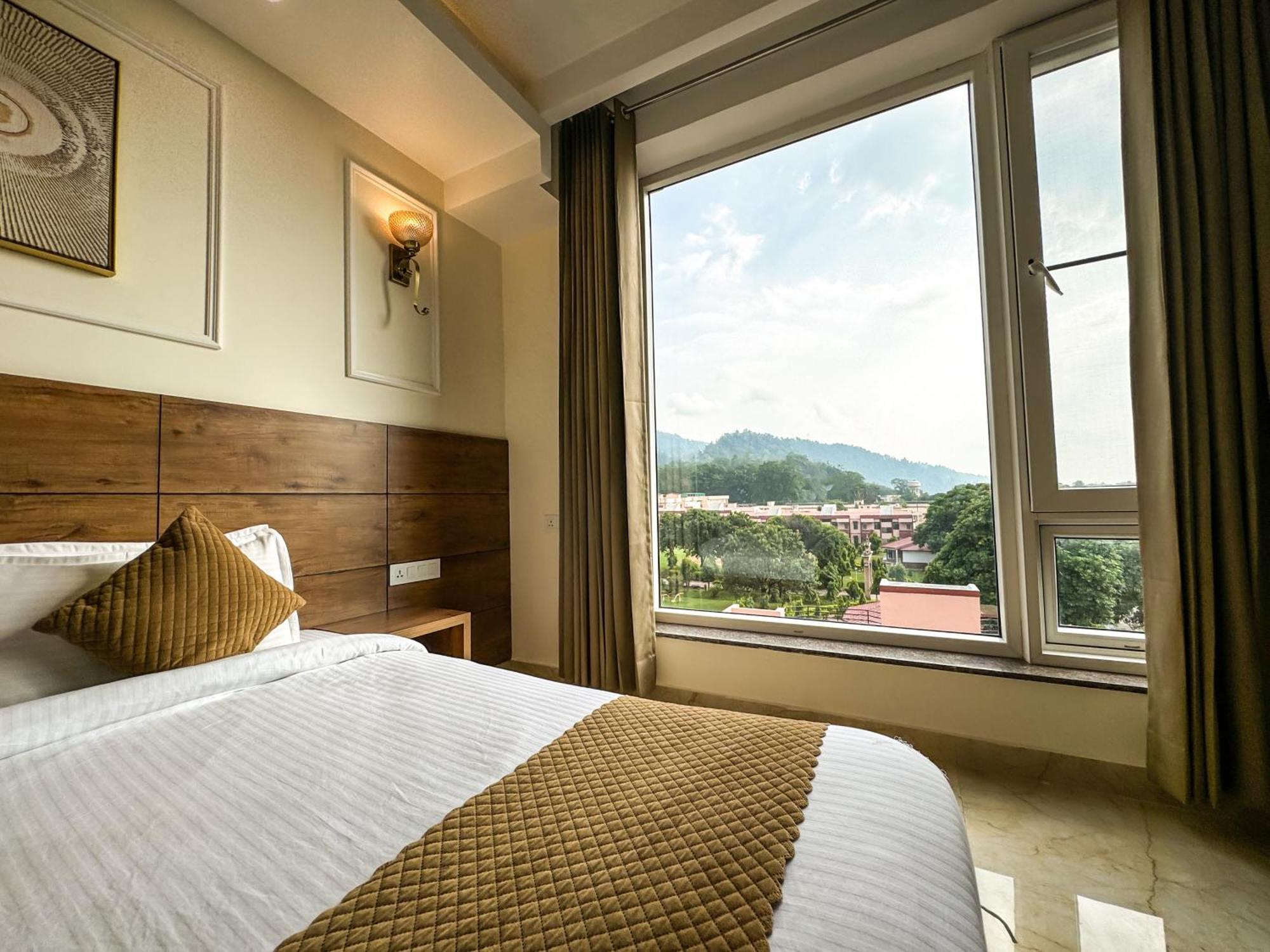 Hotel Nirvana Bliss, Behind Parmarth Niketan 3*