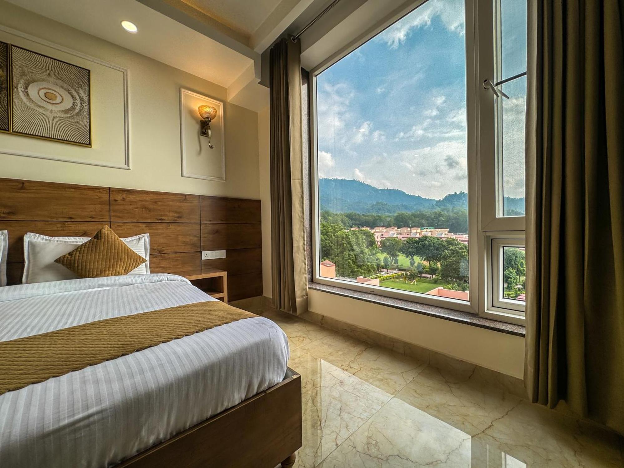 Hotel Nirvana Bliss, Behind Parmarth Niketan
