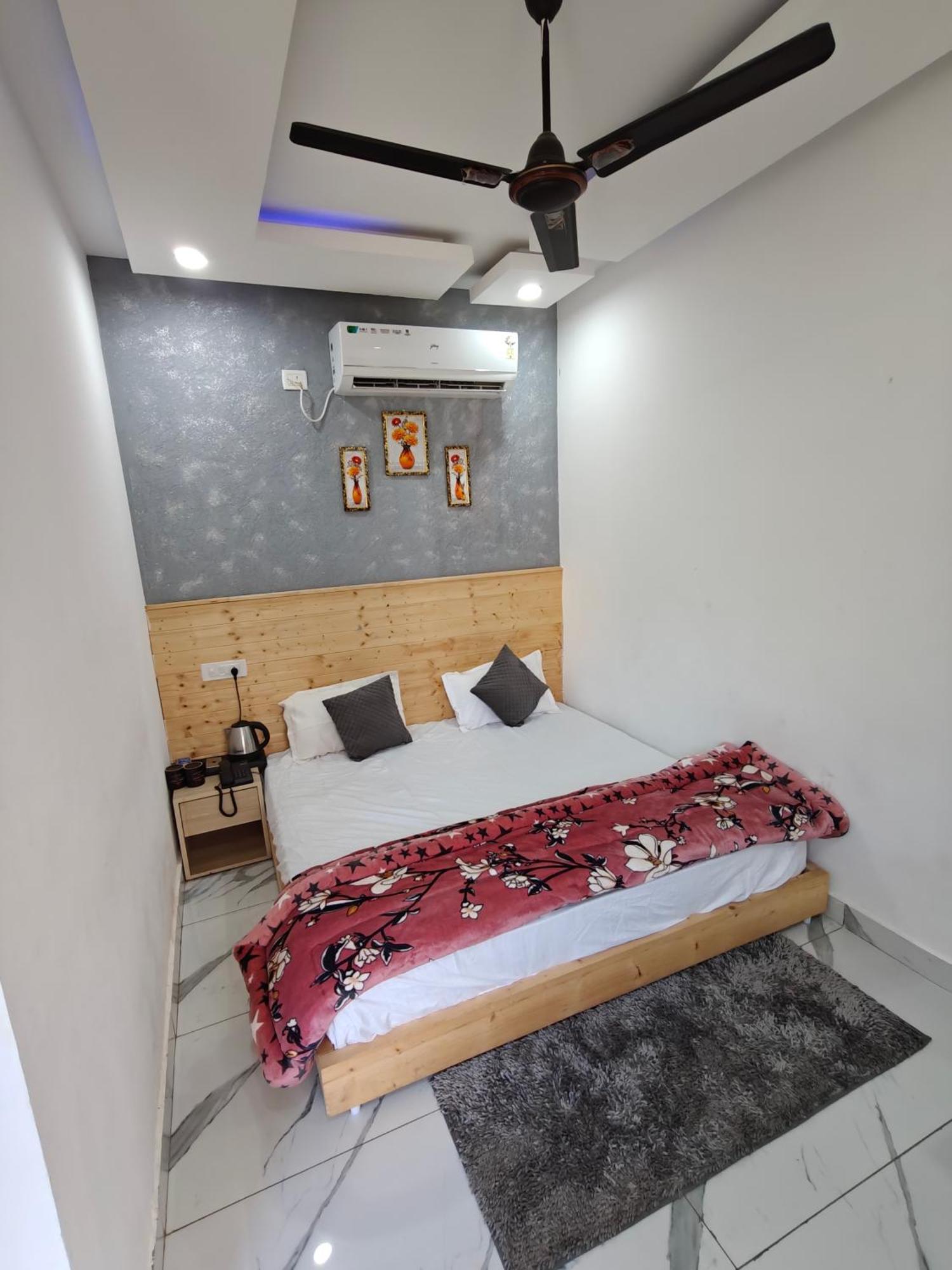 Resort Delhi 34 *