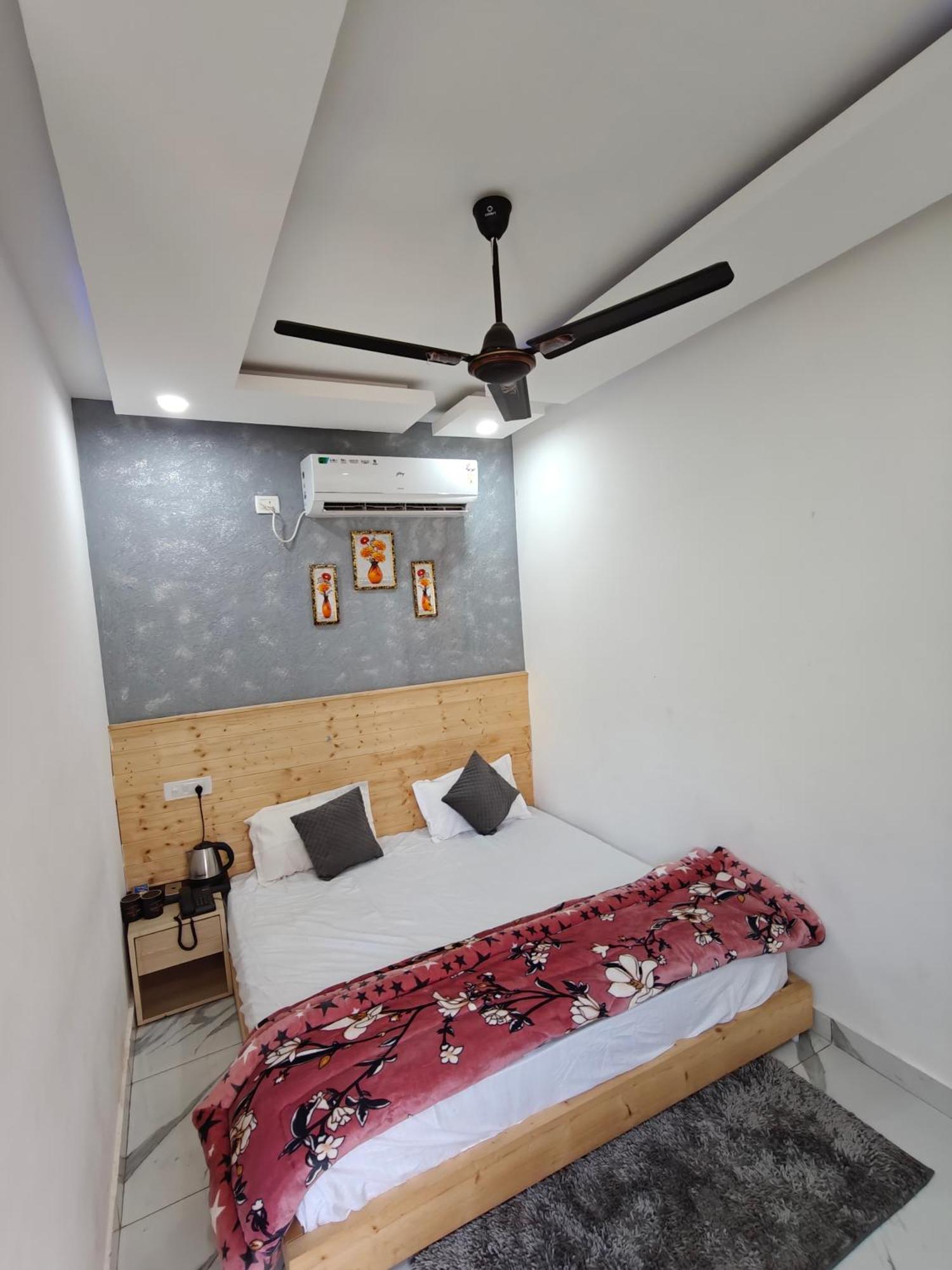 Delhi 34 * Rishikesh