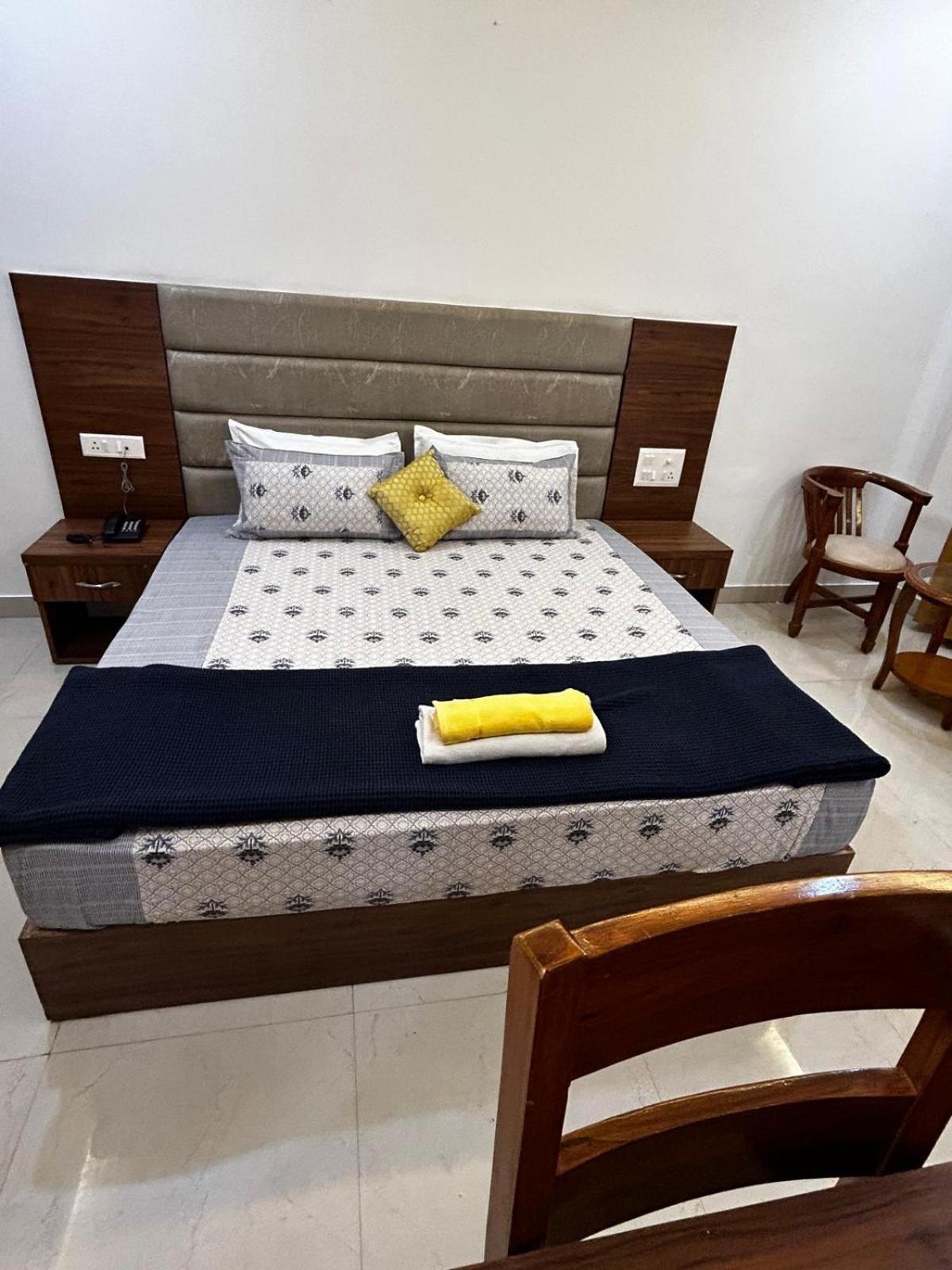 Apartment Ima Ganga - Aesthetic, Quite Mountain View With Netflix, Free Airport Pickup For Booking More Than 7 Nights, Elevator, Backup, Heater In Upper Tapovan *