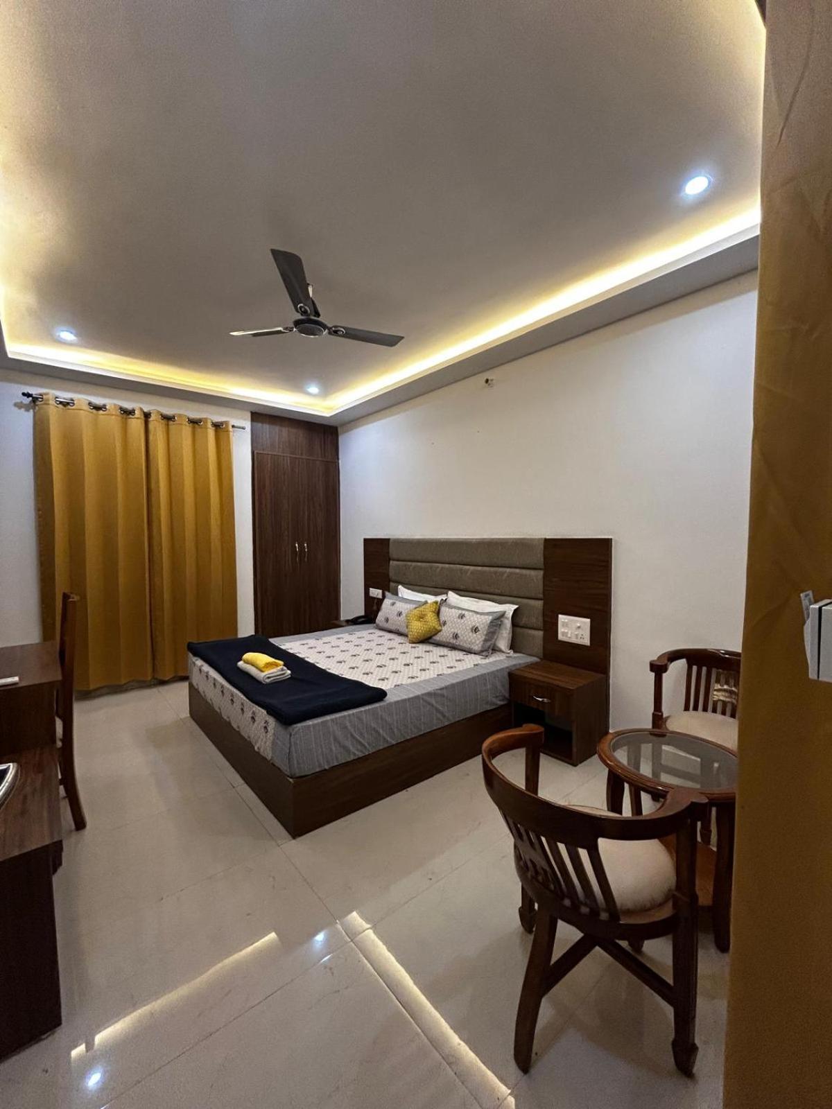 Apartment Ima Ganga - Aesthetic, Quite Mountain View With Netflix, Free Airport Pickup For Booking More Than 7 Nights, Elevator, Backup, Heater In Upper Tapovan *