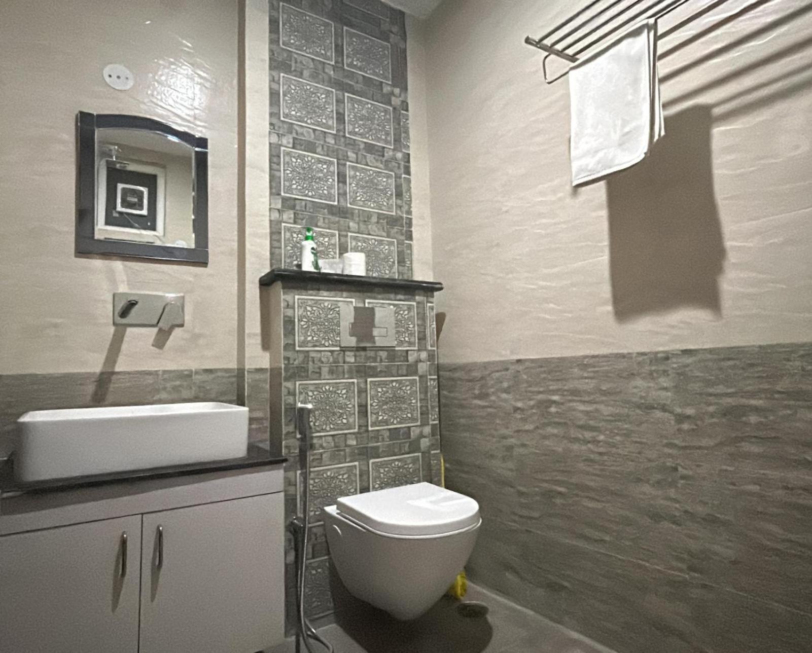 Ima Ganga - Aesthetic, Quite Mountain View With Netflix, Free Airport Pickup For Booking More Than 7 Nights, Elevator, Backup, Heater In Upper Tapovan Apartment